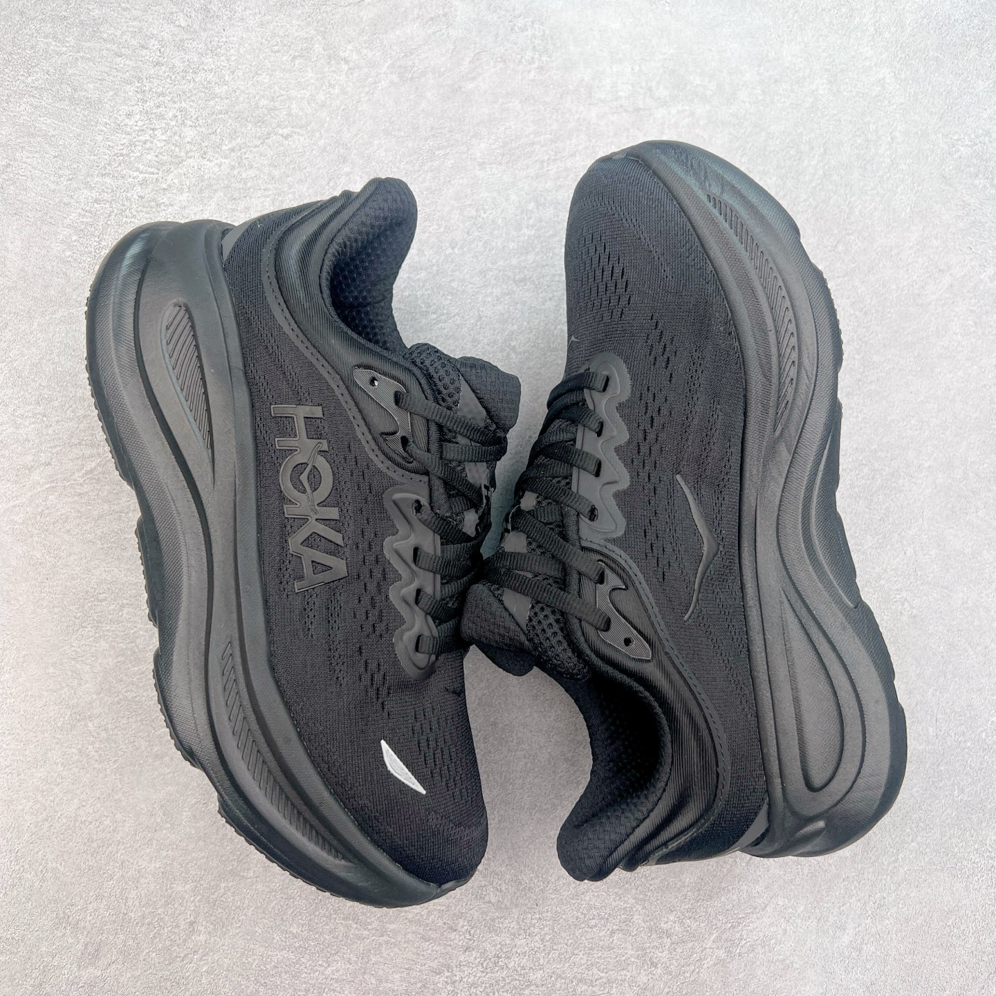 图片[3]-HOKA ONE ONE Bondi 9 WIDE 邦迪九代舒适防滑耐磨低帮休闲跑步鞋 HOKA ONE ONE是来自美国的跑步鞋知名品牌，创立于2009年，始终致力于为所有跑者提供更新、更好的跑步装备。相比常规跑鞋，HOKA ONE ONE特别研发使用性能独特的几何形跑鞋中底，此种鞋底更厚、更高、回弹性也更好，除了卓越的缓冲性能，它还能內各种阶段的跑者带来更具动感、更加稳定的跑步体验。HOKAONE ONE从设计之初就清楚意识到，要保证跑者步幅的均匀一致，双脚自然而然的运动至关重要。尺码：36 36.5 37.5 38 38.5 39 40 40.5 41 42 42.5 43 44 44.5 45-选品中心