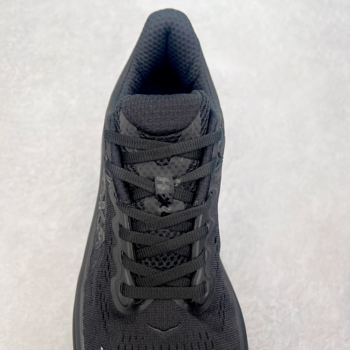 图片[5]-HOKA ONE ONE Bondi 9 WIDE 邦迪九代舒适防滑耐磨低帮休闲跑步鞋 HOKA ONE ONE是来自美国的跑步鞋知名品牌，创立于2009年，始终致力于为所有跑者提供更新、更好的跑步装备。相比常规跑鞋，HOKA ONE ONE特别研发使用性能独特的几何形跑鞋中底，此种鞋底更厚、更高、回弹性也更好，除了卓越的缓冲性能，它还能內各种阶段的跑者带来更具动感、更加稳定的跑步体验。HOKAONE ONE从设计之初就清楚意识到，要保证跑者步幅的均匀一致，双脚自然而然的运动至关重要。尺码：36 36.5 37.5 38 38.5 39 40 40.5 41 42 42.5 43 44 44.5 45-选品中心