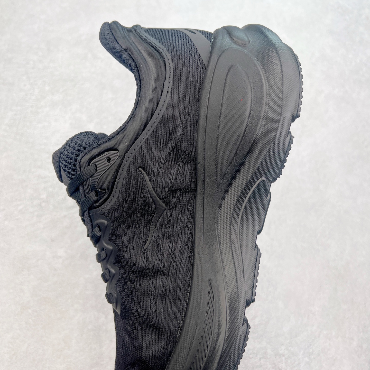 图片[7]-HOKA ONE ONE Bondi 9 WIDE 邦迪九代舒适防滑耐磨低帮休闲跑步鞋 HOKA ONE ONE是来自美国的跑步鞋知名品牌，创立于2009年，始终致力于为所有跑者提供更新、更好的跑步装备。相比常规跑鞋，HOKA ONE ONE特别研发使用性能独特的几何形跑鞋中底，此种鞋底更厚、更高、回弹性也更好，除了卓越的缓冲性能，它还能內各种阶段的跑者带来更具动感、更加稳定的跑步体验。HOKAONE ONE从设计之初就清楚意识到，要保证跑者步幅的均匀一致，双脚自然而然的运动至关重要。尺码：36 36.5 37.5 38 38.5 39 40 40.5 41 42 42.5 43 44 44.5 45-选品中心