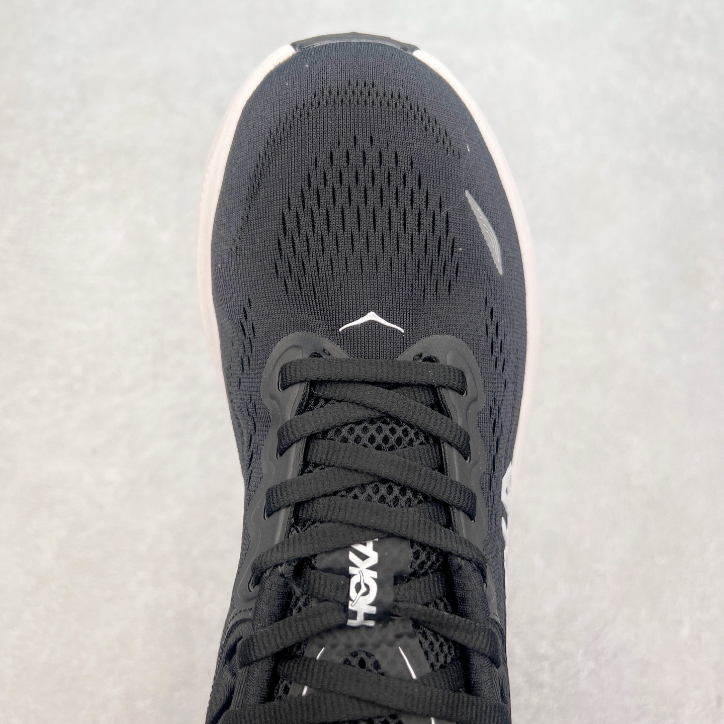 图片[4]-HOKA ONE ONE Bondi 9 WIDE 邦迪九代舒适防滑耐磨低帮休闲跑步鞋 HOKA ONE ONE是来自美国的跑步鞋知名品牌，创立于2009年，始终致力于为所有跑者提供更新、更好的跑步装备。相比常规跑鞋，HOKA ONE ONE特别研发使用性能独特的几何形跑鞋中底，此种鞋底更厚、更高、回弹性也更好，除了卓越的缓冲性能，它还能內各种阶段的跑者带来更具动感、更加稳定的跑步体验。HOKAONE ONE从设计之初就清楚意识到，要保证跑者步幅的均匀一致，双脚自然而然的运动至关重要。尺码：36 36.5 37.5 38 38.5 39 40 40.5 41 42 42.5 43 44 44.5 45-选品中心