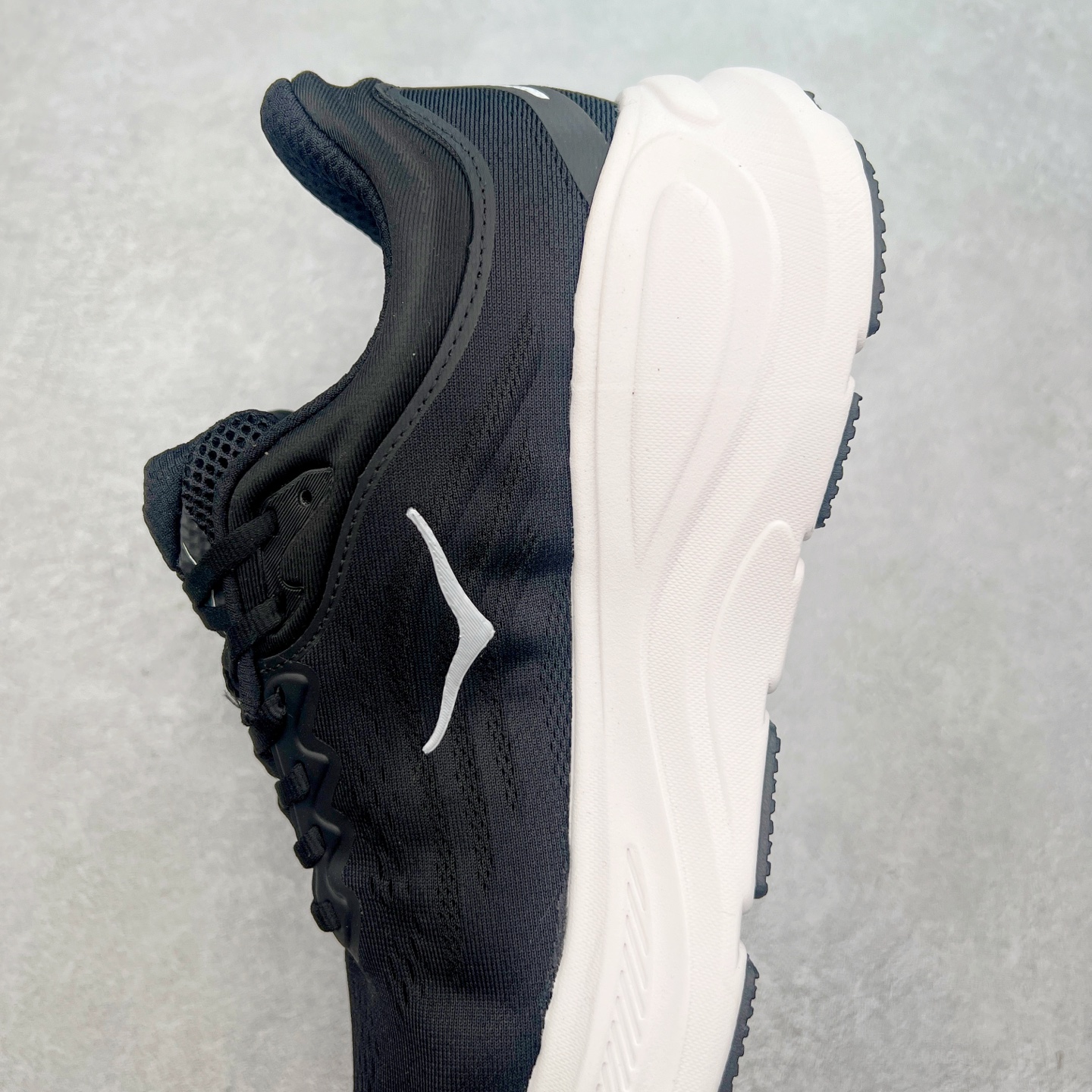 图片[7]-HOKA ONE ONE Bondi 9 WIDE 邦迪九代舒适防滑耐磨低帮休闲跑步鞋 HOKA ONE ONE是来自美国的跑步鞋知名品牌，创立于2009年，始终致力于为所有跑者提供更新、更好的跑步装备。相比常规跑鞋，HOKA ONE ONE特别研发使用性能独特的几何形跑鞋中底，此种鞋底更厚、更高、回弹性也更好，除了卓越的缓冲性能，它还能內各种阶段的跑者带来更具动感、更加稳定的跑步体验。HOKAONE ONE从设计之初就清楚意识到，要保证跑者步幅的均匀一致，双脚自然而然的运动至关重要。尺码：36 36.5 37.5 38 38.5 39 40 40.5 41 42 42.5 43 44 44.5 45-选品中心