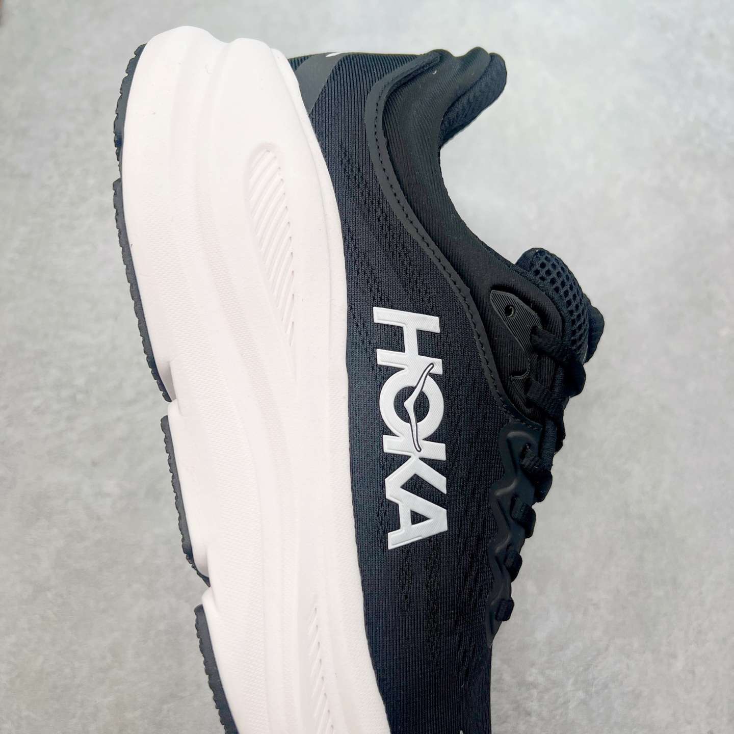 图片[6]-HOKA ONE ONE Bondi 9 WIDE 邦迪九代舒适防滑耐磨低帮休闲跑步鞋 HOKA ONE ONE是来自美国的跑步鞋知名品牌，创立于2009年，始终致力于为所有跑者提供更新、更好的跑步装备。相比常规跑鞋，HOKA ONE ONE特别研发使用性能独特的几何形跑鞋中底，此种鞋底更厚、更高、回弹性也更好，除了卓越的缓冲性能，它还能內各种阶段的跑者带来更具动感、更加稳定的跑步体验。HOKAONE ONE从设计之初就清楚意识到，要保证跑者步幅的均匀一致，双脚自然而然的运动至关重要。尺码：36 36.5 37.5 38 38.5 39 40 40.5 41 42 42.5 43 44 44.5 45-选品中心