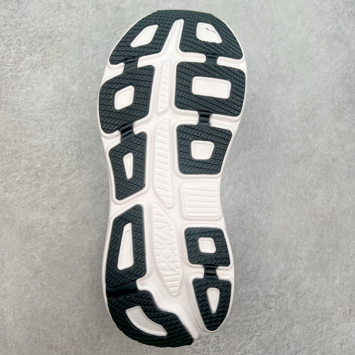 图片[9]-HOKA ONE ONE Bondi 9 WIDE 邦迪九代舒适防滑耐磨低帮休闲跑步鞋 HOKA ONE ONE是来自美国的跑步鞋知名品牌，创立于2009年，始终致力于为所有跑者提供更新、更好的跑步装备。相比常规跑鞋，HOKA ONE ONE特别研发使用性能独特的几何形跑鞋中底，此种鞋底更厚、更高、回弹性也更好，除了卓越的缓冲性能，它还能內各种阶段的跑者带来更具动感、更加稳定的跑步体验。HOKAONE ONE从设计之初就清楚意识到，要保证跑者步幅的均匀一致，双脚自然而然的运动至关重要。尺码：36 36.5 37.5 38 38.5 39 40 40.5 41 42 42.5 43 44 44.5 45-选品中心