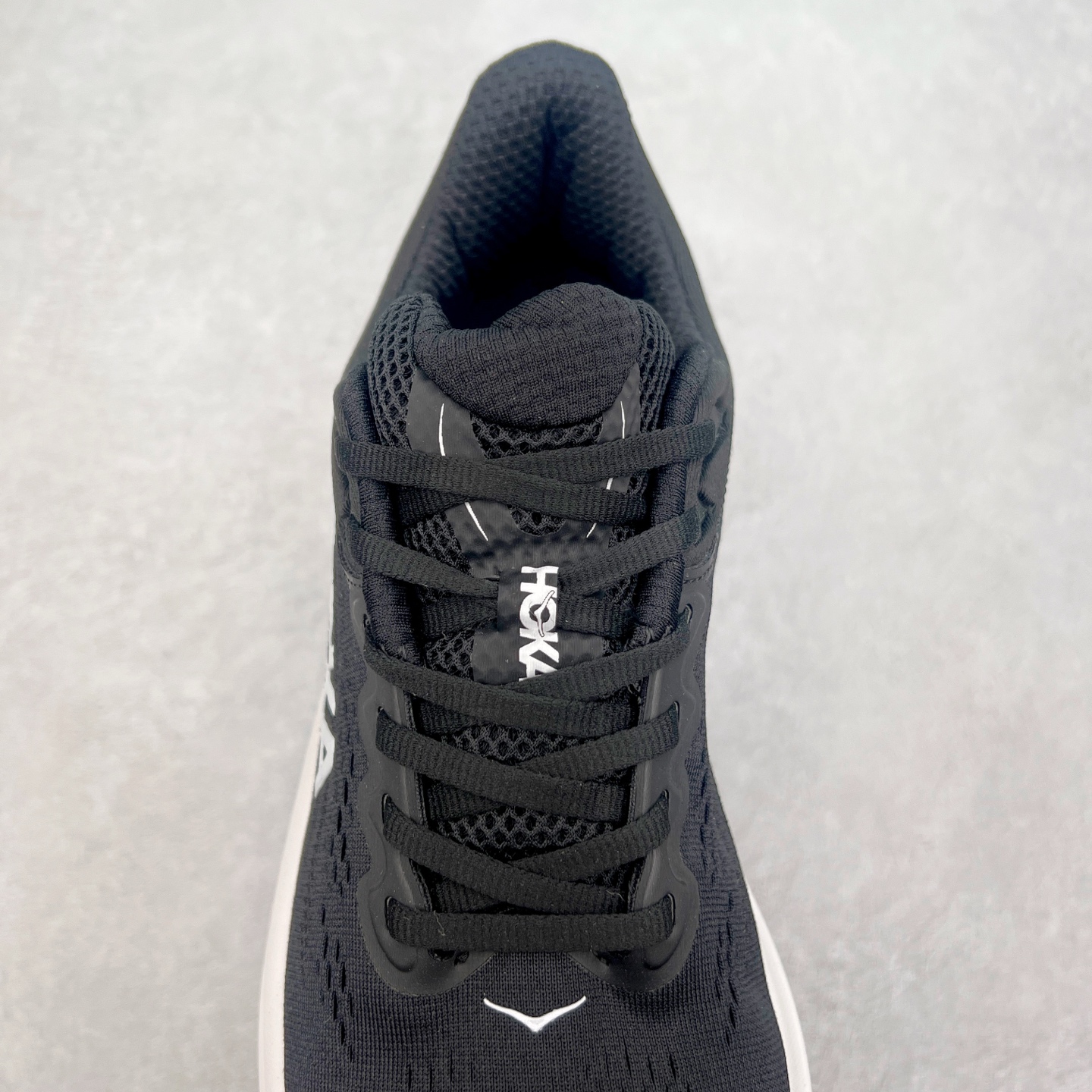 图片[5]-HOKA ONE ONE Bondi 9 WIDE 邦迪九代舒适防滑耐磨低帮休闲跑步鞋 HOKA ONE ONE是来自美国的跑步鞋知名品牌，创立于2009年，始终致力于为所有跑者提供更新、更好的跑步装备。相比常规跑鞋，HOKA ONE ONE特别研发使用性能独特的几何形跑鞋中底，此种鞋底更厚、更高、回弹性也更好，除了卓越的缓冲性能，它还能內各种阶段的跑者带来更具动感、更加稳定的跑步体验。HOKAONE ONE从设计之初就清楚意识到，要保证跑者步幅的均匀一致，双脚自然而然的运动至关重要。尺码：36 36.5 37.5 38 38.5 39 40 40.5 41 42 42.5 43 44 44.5 45-选品中心