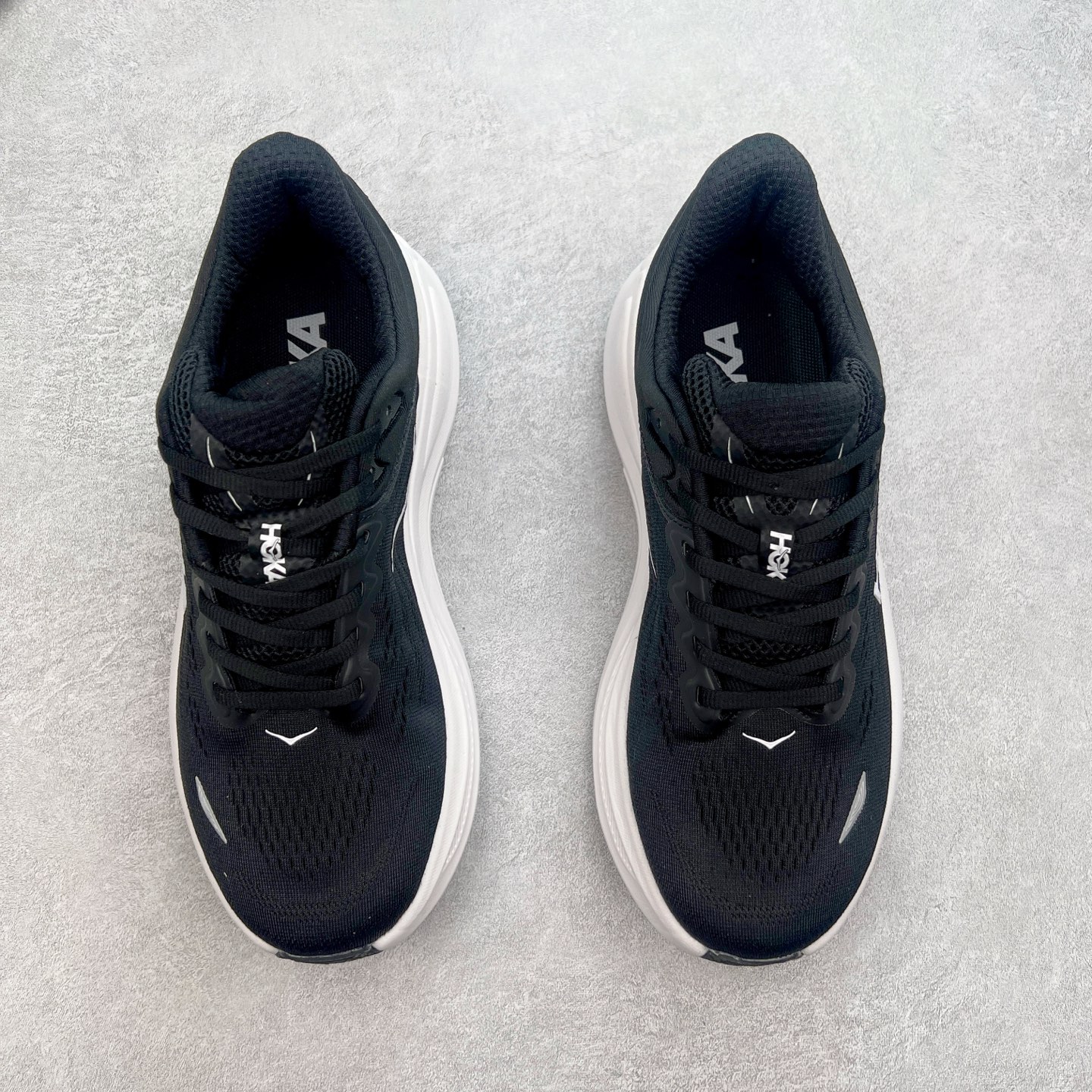 图片[2]-HOKA ONE ONE Bondi 9 WIDE 邦迪九代舒适防滑耐磨低帮休闲跑步鞋 HOKA ONE ONE是来自美国的跑步鞋知名品牌，创立于2009年，始终致力于为所有跑者提供更新、更好的跑步装备。相比常规跑鞋，HOKA ONE ONE特别研发使用性能独特的几何形跑鞋中底，此种鞋底更厚、更高、回弹性也更好，除了卓越的缓冲性能，它还能內各种阶段的跑者带来更具动感、更加稳定的跑步体验。HOKAONE ONE从设计之初就清楚意识到，要保证跑者步幅的均匀一致，双脚自然而然的运动至关重要。尺码：36 36.5 37.5 38 38.5 39 40 40.5 41 42 42.5 43 44 44.5 45-选品中心