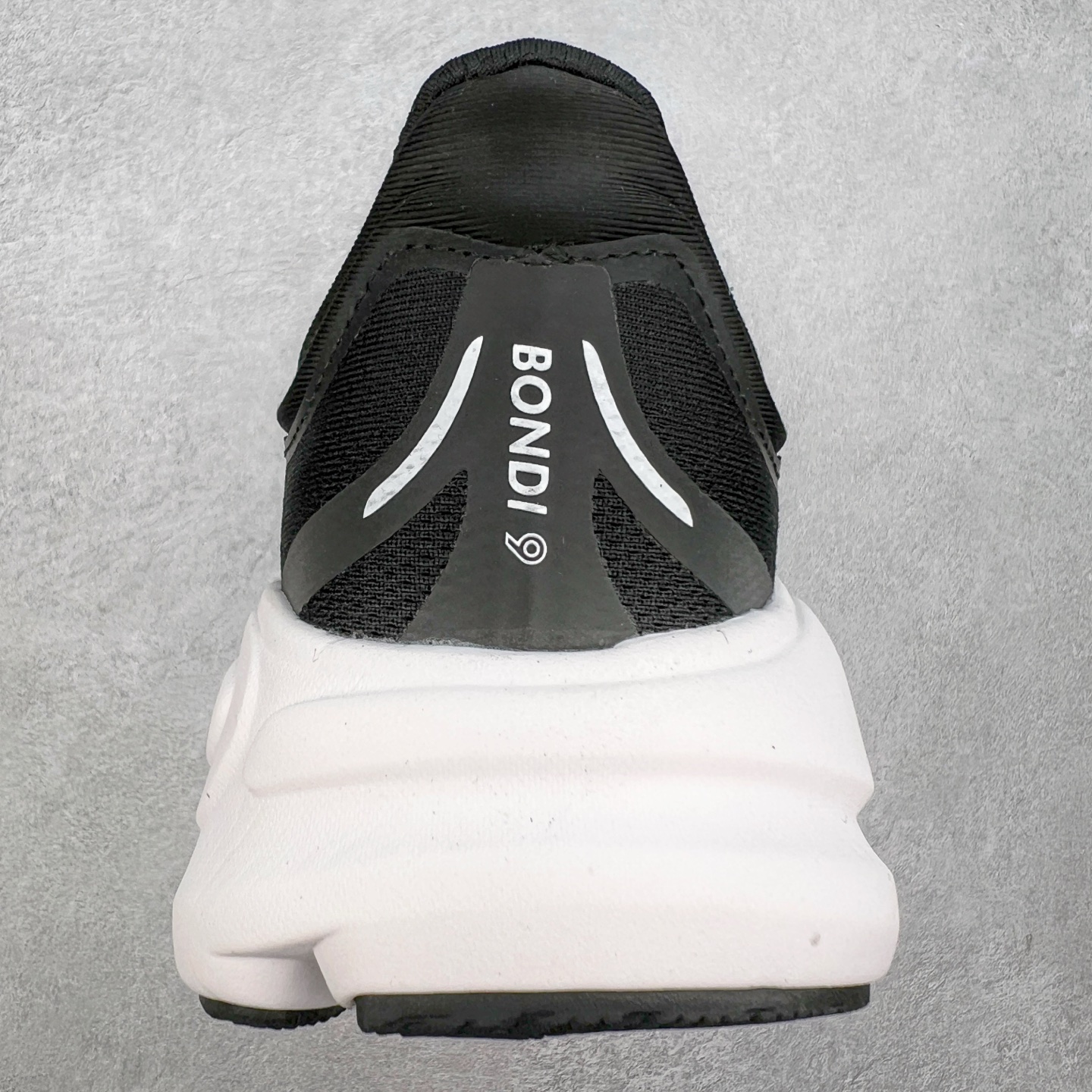 图片[8]-HOKA ONE ONE Bondi 9 WIDE 邦迪九代舒适防滑耐磨低帮休闲跑步鞋 HOKA ONE ONE是来自美国的跑步鞋知名品牌，创立于2009年，始终致力于为所有跑者提供更新、更好的跑步装备。相比常规跑鞋，HOKA ONE ONE特别研发使用性能独特的几何形跑鞋中底，此种鞋底更厚、更高、回弹性也更好，除了卓越的缓冲性能，它还能內各种阶段的跑者带来更具动感、更加稳定的跑步体验。HOKAONE ONE从设计之初就清楚意识到，要保证跑者步幅的均匀一致，双脚自然而然的运动至关重要。尺码：36 36.5 37.5 38 38.5 39 40 40.5 41 42 42.5 43 44 44.5 45-选品中心