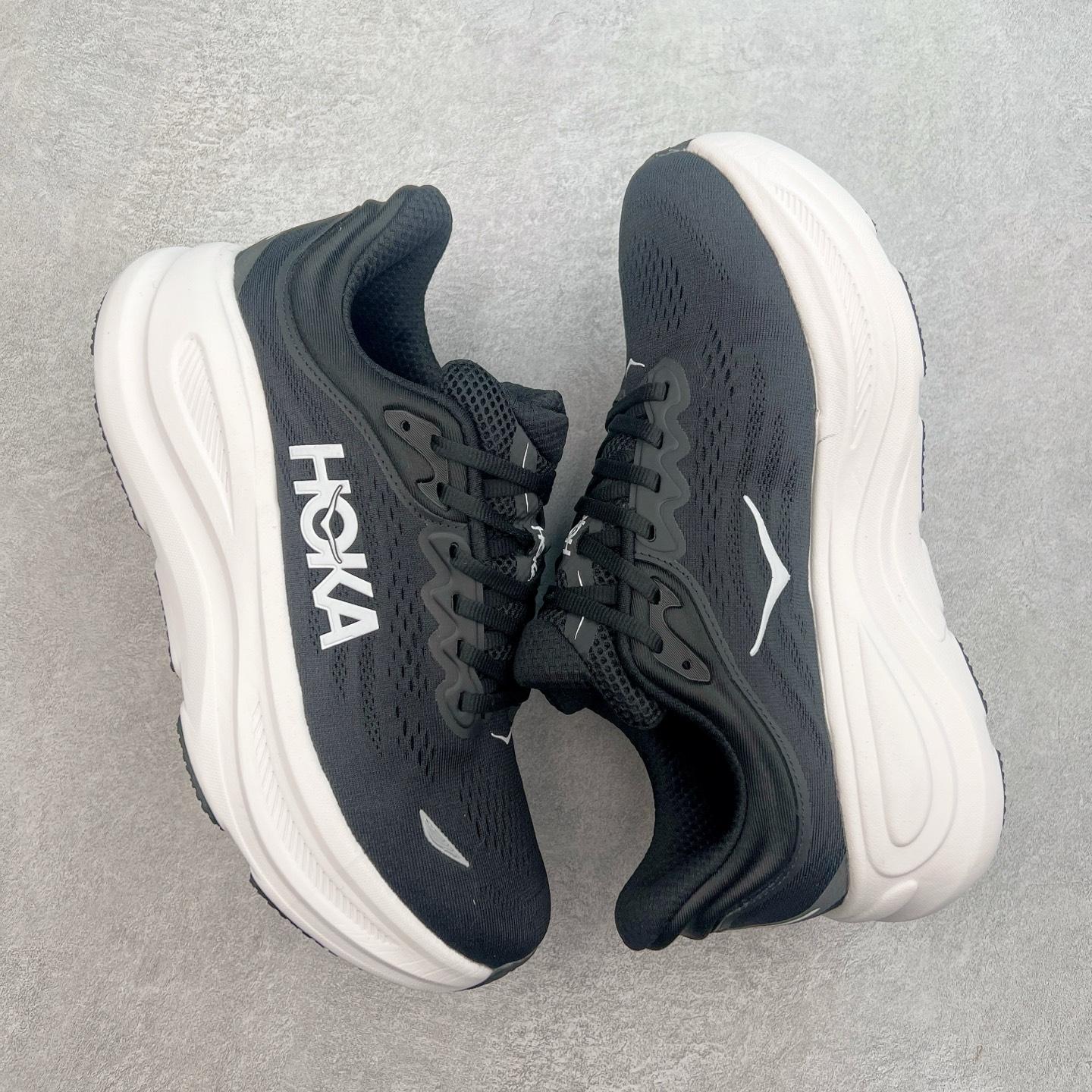 图片[3]-HOKA ONE ONE Bondi 9 WIDE 邦迪九代舒适防滑耐磨低帮休闲跑步鞋 HOKA ONE ONE是来自美国的跑步鞋知名品牌，创立于2009年，始终致力于为所有跑者提供更新、更好的跑步装备。相比常规跑鞋，HOKA ONE ONE特别研发使用性能独特的几何形跑鞋中底，此种鞋底更厚、更高、回弹性也更好，除了卓越的缓冲性能，它还能內各种阶段的跑者带来更具动感、更加稳定的跑步体验。HOKAONE ONE从设计之初就清楚意识到，要保证跑者步幅的均匀一致，双脚自然而然的运动至关重要。尺码：36 36.5 37.5 38 38.5 39 40 40.5 41 42 42.5 43 44 44.5 45-选品中心