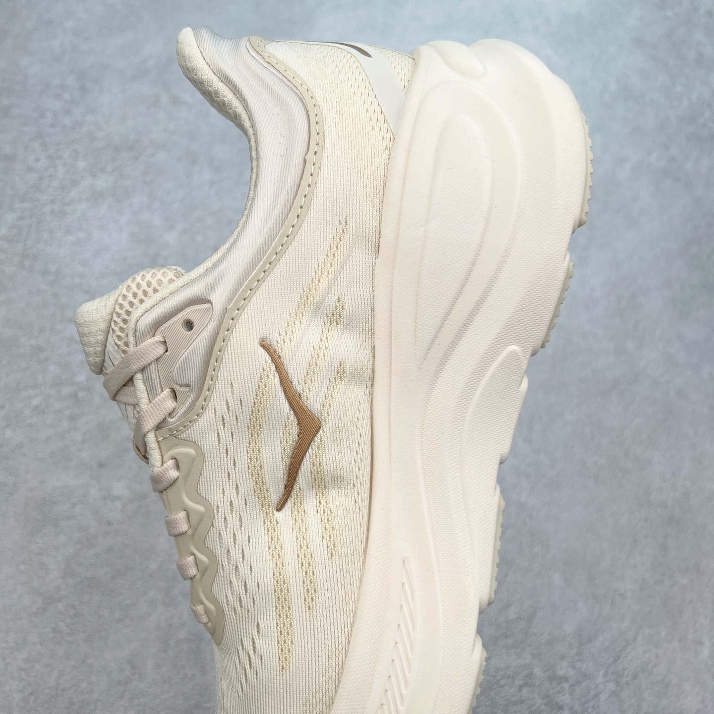 图片[7]-HOKA ONE ONE Bondi 9 WIDE 邦迪九代舒适防滑耐磨低帮休闲跑步鞋 HOKA ONE ONE是来自美国的跑步鞋知名品牌，创立于2009年，始终致力于为所有跑者提供更新、更好的跑步装备。相比常规跑鞋，HOKA ONE ONE特别研发使用性能独特的几何形跑鞋中底，此种鞋底更厚、更高、回弹性也更好，除了卓越的缓冲性能，它还能內各种阶段的跑者带来更具动感、更加稳定的跑步体验。HOKAONE ONE从设计之初就清楚意识到，要保证跑者步幅的均匀一致，双脚自然而然的运动至关重要。尺码：36 36.5 37.5 38 38.5 39 40 40.5 41 42 42.5 43 44 44.5 45-选品中心