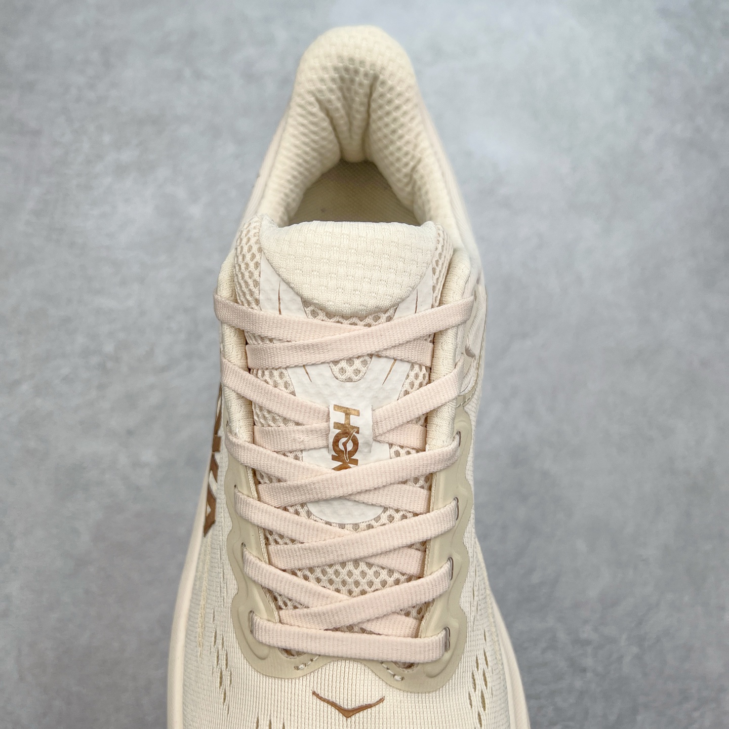 图片[5]-HOKA ONE ONE Bondi 9 WIDE 邦迪九代舒适防滑耐磨低帮休闲跑步鞋 HOKA ONE ONE是来自美国的跑步鞋知名品牌，创立于2009年，始终致力于为所有跑者提供更新、更好的跑步装备。相比常规跑鞋，HOKA ONE ONE特别研发使用性能独特的几何形跑鞋中底，此种鞋底更厚、更高、回弹性也更好，除了卓越的缓冲性能，它还能內各种阶段的跑者带来更具动感、更加稳定的跑步体验。HOKAONE ONE从设计之初就清楚意识到，要保证跑者步幅的均匀一致，双脚自然而然的运动至关重要。尺码：36 36.5 37.5 38 38.5 39 40 40.5 41 42 42.5 43 44 44.5 45-选品中心