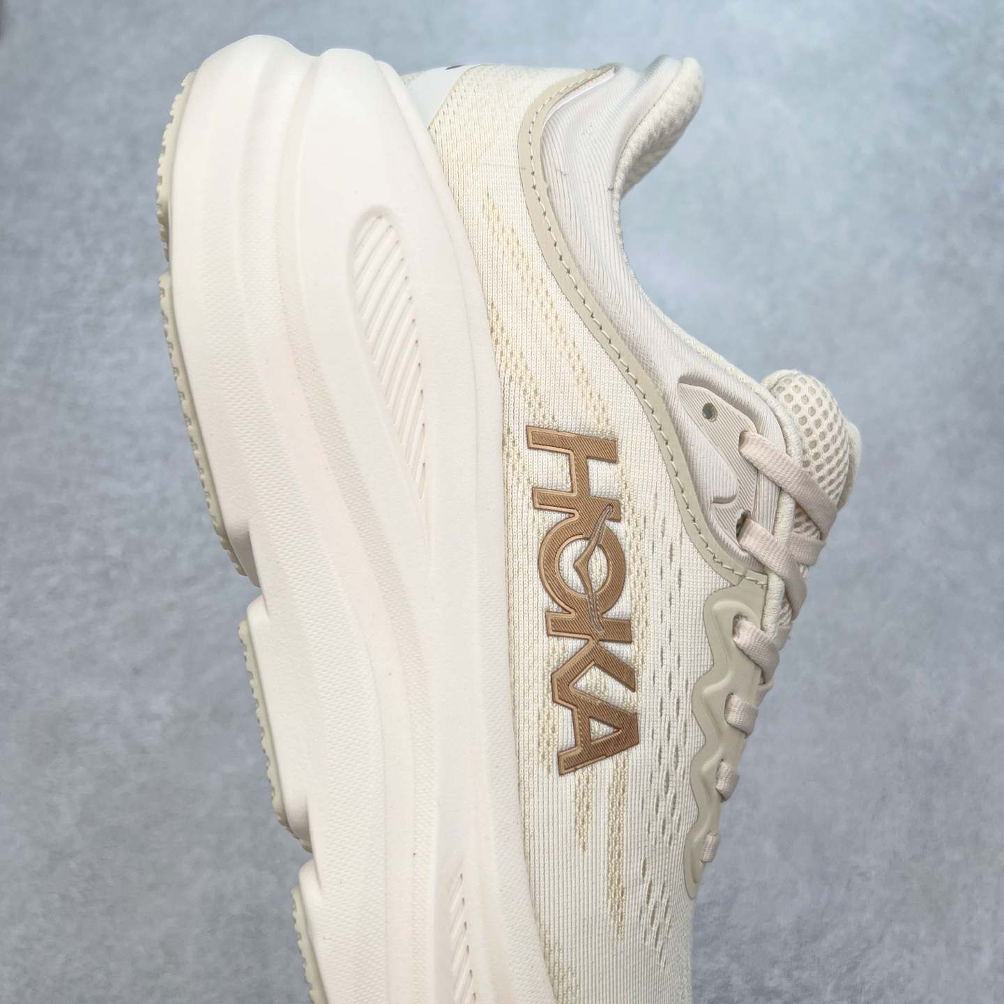 图片[6]-HOKA ONE ONE Bondi 9 WIDE 邦迪九代舒适防滑耐磨低帮休闲跑步鞋 HOKA ONE ONE是来自美国的跑步鞋知名品牌，创立于2009年，始终致力于为所有跑者提供更新、更好的跑步装备。相比常规跑鞋，HOKA ONE ONE特别研发使用性能独特的几何形跑鞋中底，此种鞋底更厚、更高、回弹性也更好，除了卓越的缓冲性能，它还能內各种阶段的跑者带来更具动感、更加稳定的跑步体验。HOKAONE ONE从设计之初就清楚意识到，要保证跑者步幅的均匀一致，双脚自然而然的运动至关重要。尺码：36 36.5 37.5 38 38.5 39 40 40.5 41 42 42.5 43 44 44.5 45-选品中心