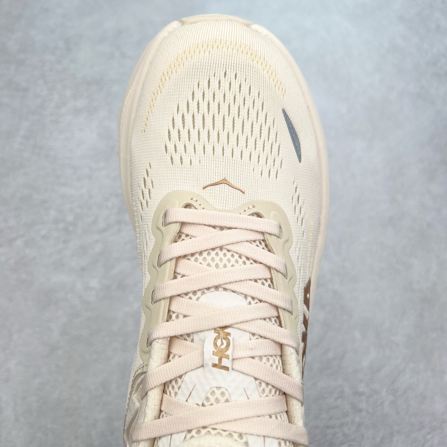 图片[4]-HOKA ONE ONE Bondi 9 WIDE 邦迪九代舒适防滑耐磨低帮休闲跑步鞋 HOKA ONE ONE是来自美国的跑步鞋知名品牌，创立于2009年，始终致力于为所有跑者提供更新、更好的跑步装备。相比常规跑鞋，HOKA ONE ONE特别研发使用性能独特的几何形跑鞋中底，此种鞋底更厚、更高、回弹性也更好，除了卓越的缓冲性能，它还能內各种阶段的跑者带来更具动感、更加稳定的跑步体验。HOKAONE ONE从设计之初就清楚意识到，要保证跑者步幅的均匀一致，双脚自然而然的运动至关重要。尺码：36 36.5 37.5 38 38.5 39 40 40.5 41 42 42.5 43 44 44.5 45-选品中心