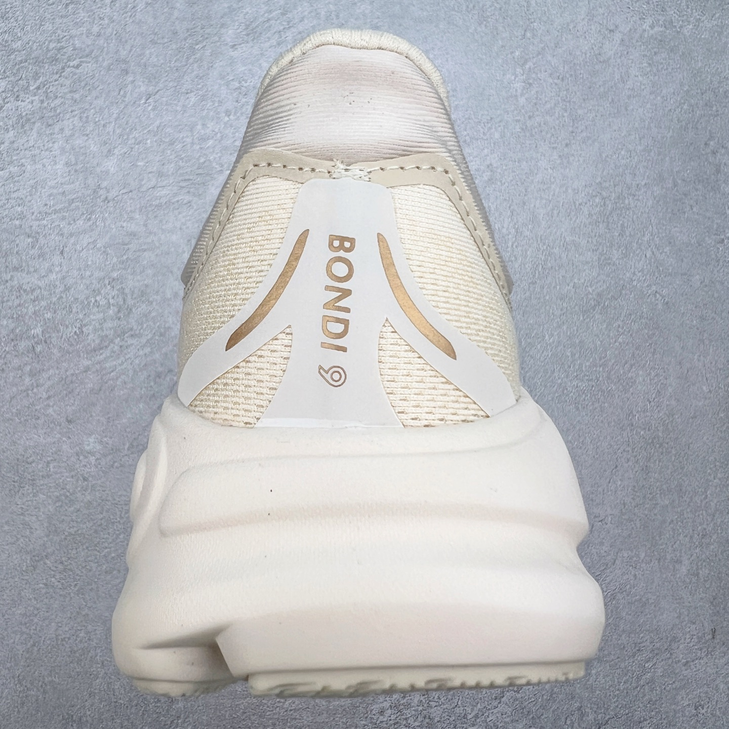 图片[8]-HOKA ONE ONE Bondi 9 WIDE 邦迪九代舒适防滑耐磨低帮休闲跑步鞋 HOKA ONE ONE是来自美国的跑步鞋知名品牌，创立于2009年，始终致力于为所有跑者提供更新、更好的跑步装备。相比常规跑鞋，HOKA ONE ONE特别研发使用性能独特的几何形跑鞋中底，此种鞋底更厚、更高、回弹性也更好，除了卓越的缓冲性能，它还能內各种阶段的跑者带来更具动感、更加稳定的跑步体验。HOKAONE ONE从设计之初就清楚意识到，要保证跑者步幅的均匀一致，双脚自然而然的运动至关重要。尺码：36 36.5 37.5 38 38.5 39 40 40.5 41 42 42.5 43 44 44.5 45-选品中心