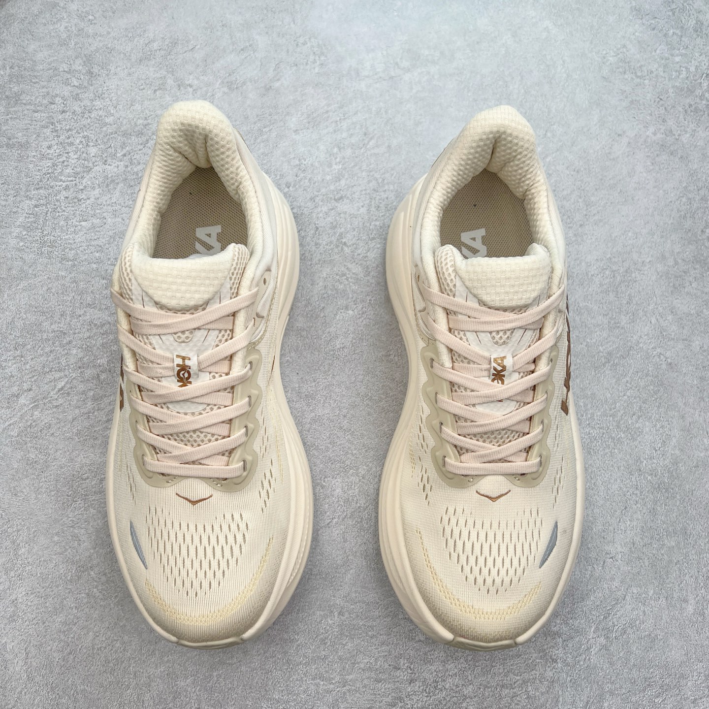 图片[2]-HOKA ONE ONE Bondi 9 WIDE 邦迪九代舒适防滑耐磨低帮休闲跑步鞋 HOKA ONE ONE是来自美国的跑步鞋知名品牌，创立于2009年，始终致力于为所有跑者提供更新、更好的跑步装备。相比常规跑鞋，HOKA ONE ONE特别研发使用性能独特的几何形跑鞋中底，此种鞋底更厚、更高、回弹性也更好，除了卓越的缓冲性能，它还能內各种阶段的跑者带来更具动感、更加稳定的跑步体验。HOKAONE ONE从设计之初就清楚意识到，要保证跑者步幅的均匀一致，双脚自然而然的运动至关重要。尺码：36 36.5 37.5 38 38.5 39 40 40.5 41 42 42.5 43 44 44.5 45-选品中心