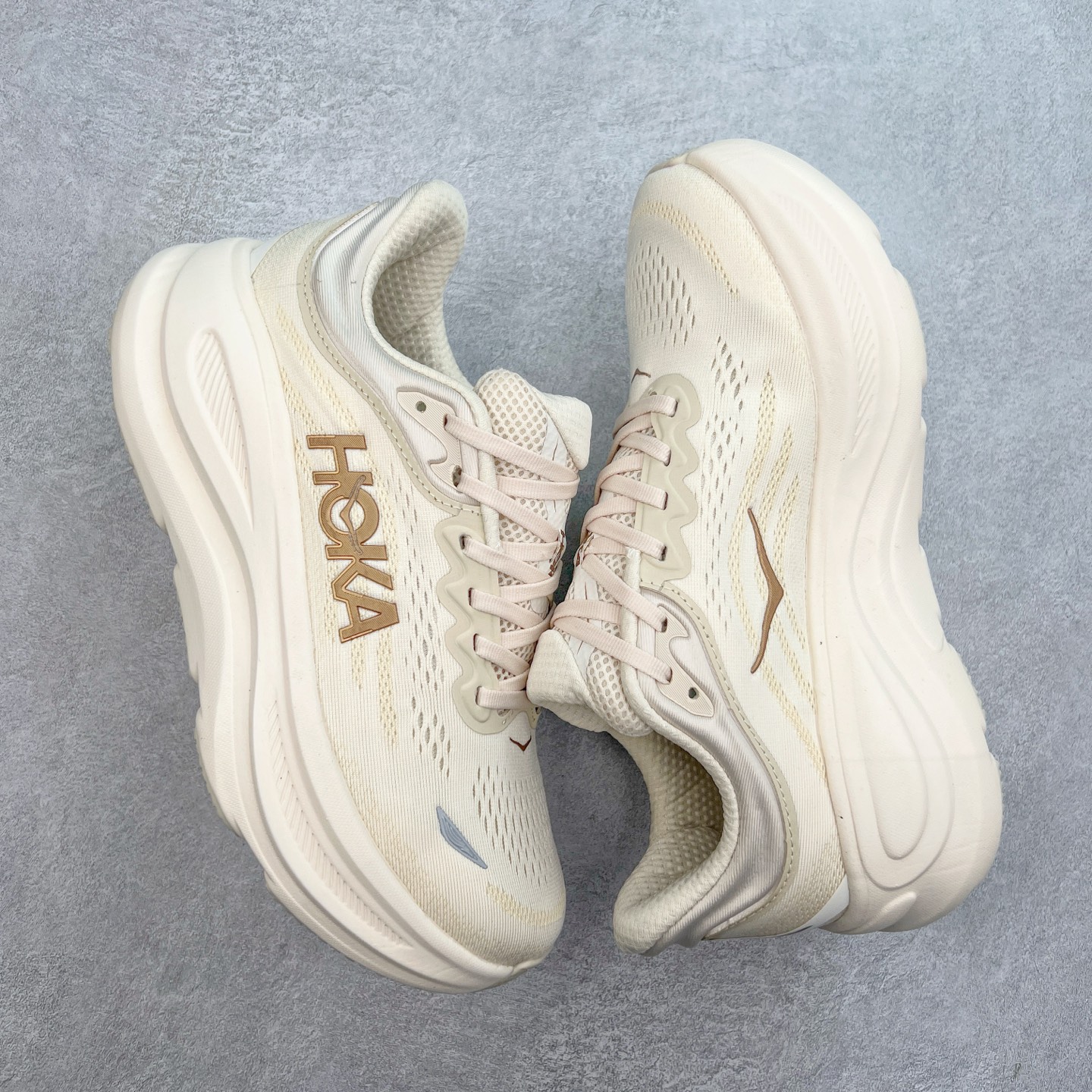 图片[3]-HOKA ONE ONE Bondi 9 WIDE 邦迪九代舒适防滑耐磨低帮休闲跑步鞋 HOKA ONE ONE是来自美国的跑步鞋知名品牌，创立于2009年，始终致力于为所有跑者提供更新、更好的跑步装备。相比常规跑鞋，HOKA ONE ONE特别研发使用性能独特的几何形跑鞋中底，此种鞋底更厚、更高、回弹性也更好，除了卓越的缓冲性能，它还能內各种阶段的跑者带来更具动感、更加稳定的跑步体验。HOKAONE ONE从设计之初就清楚意识到，要保证跑者步幅的均匀一致，双脚自然而然的运动至关重要。尺码：36 36.5 37.5 38 38.5 39 40 40.5 41 42 42.5 43 44 44.5 45-选品中心