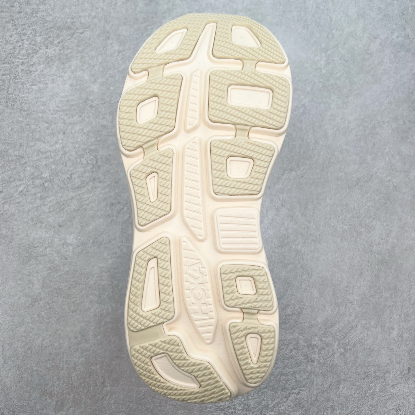 图片[9]-HOKA ONE ONE Bondi 9 WIDE 邦迪九代舒适防滑耐磨低帮休闲跑步鞋 HOKA ONE ONE是来自美国的跑步鞋知名品牌，创立于2009年，始终致力于为所有跑者提供更新、更好的跑步装备。相比常规跑鞋，HOKA ONE ONE特别研发使用性能独特的几何形跑鞋中底，此种鞋底更厚、更高、回弹性也更好，除了卓越的缓冲性能，它还能內各种阶段的跑者带来更具动感、更加稳定的跑步体验。HOKAONE ONE从设计之初就清楚意识到，要保证跑者步幅的均匀一致，双脚自然而然的运动至关重要。尺码：36 36.5 37.5 38 38.5 39 40 40.5 41 42 42.5 43 44 44.5 45-选品中心