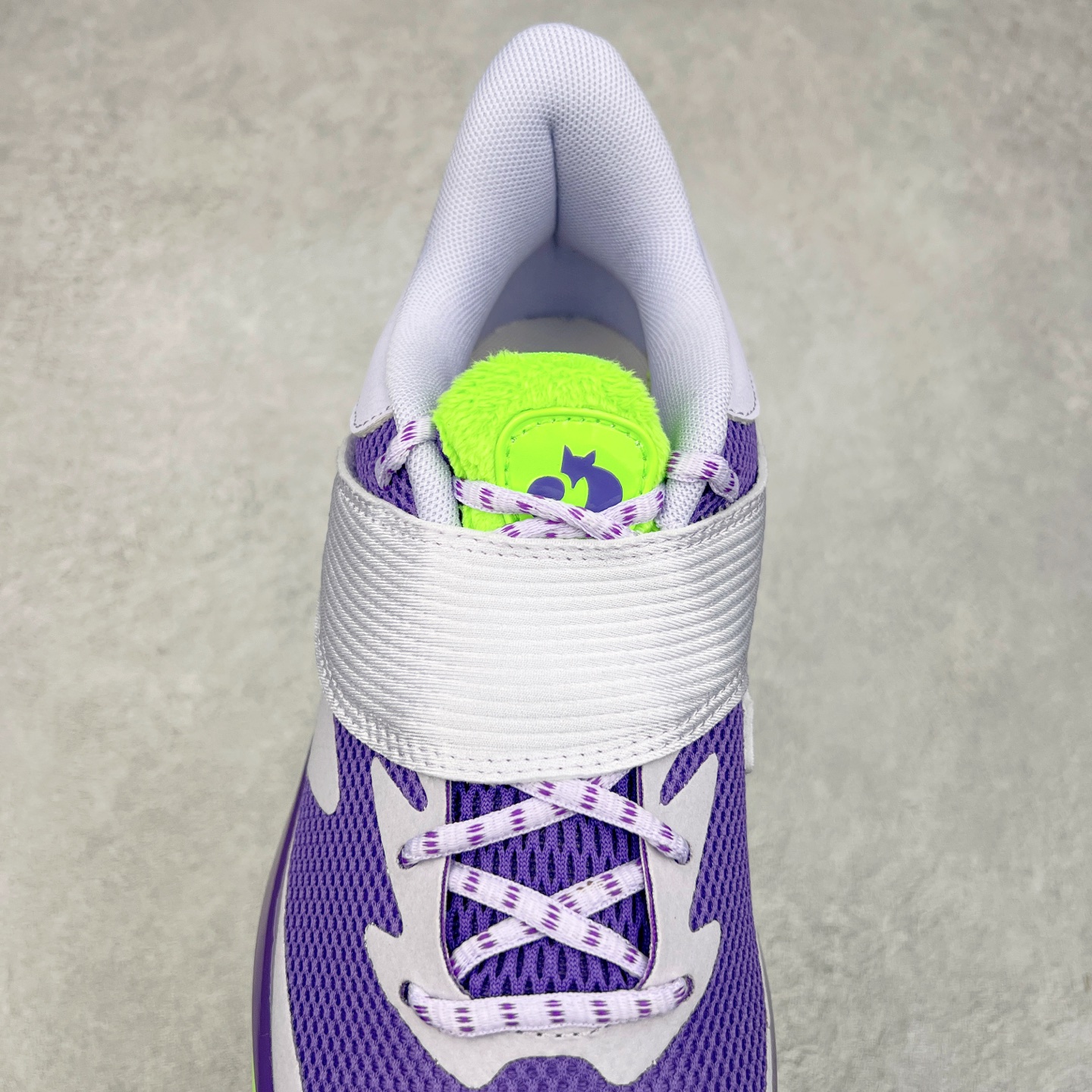 图片[5]-Under Armour Curry Fox 1 CURRY FOX 1 HFD PE UA安德玛 福克斯狐狸一代柔软舒适减震防滑低帮篮球鞋 鞋款延用了 Curry 系列标志性的 UA FLOW 科技，通过强劲的牵引力与优越的稳定性，助力球员灵活转向、迅速起步。流线型的低帮设计搭配绒面皮革前掌覆面，提升了速度感和优雅性。搭配独特的 “金色狐尾” 魔术贴绑带，生动地展现了福克斯的个人风格和非凡速度。锯齿形侧墙设计灵感来源于福克斯对动漫文化的热爱，强调了鞋款的速度主题，绒毛鞋舌细节和球员专属 Logo 则彰显了他的独特风格。尺码：40 40.5 41 42 42.5 43 44 44.5 45-选品中心