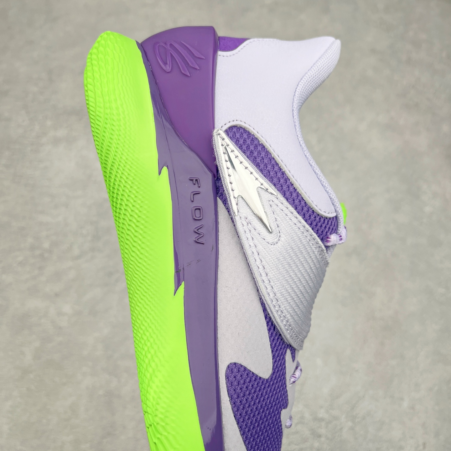 图片[6]-Under Armour Curry Fox 1 CURRY FOX 1 HFD PE UA安德玛 福克斯狐狸一代柔软舒适减震防滑低帮篮球鞋 鞋款延用了 Curry 系列标志性的 UA FLOW 科技，通过强劲的牵引力与优越的稳定性，助力球员灵活转向、迅速起步。流线型的低帮设计搭配绒面皮革前掌覆面，提升了速度感和优雅性。搭配独特的 “金色狐尾” 魔术贴绑带，生动地展现了福克斯的个人风格和非凡速度。锯齿形侧墙设计灵感来源于福克斯对动漫文化的热爱，强调了鞋款的速度主题，绒毛鞋舌细节和球员专属 Logo 则彰显了他的独特风格。尺码：40 40.5 41 42 42.5 43 44 44.5 45-选品中心