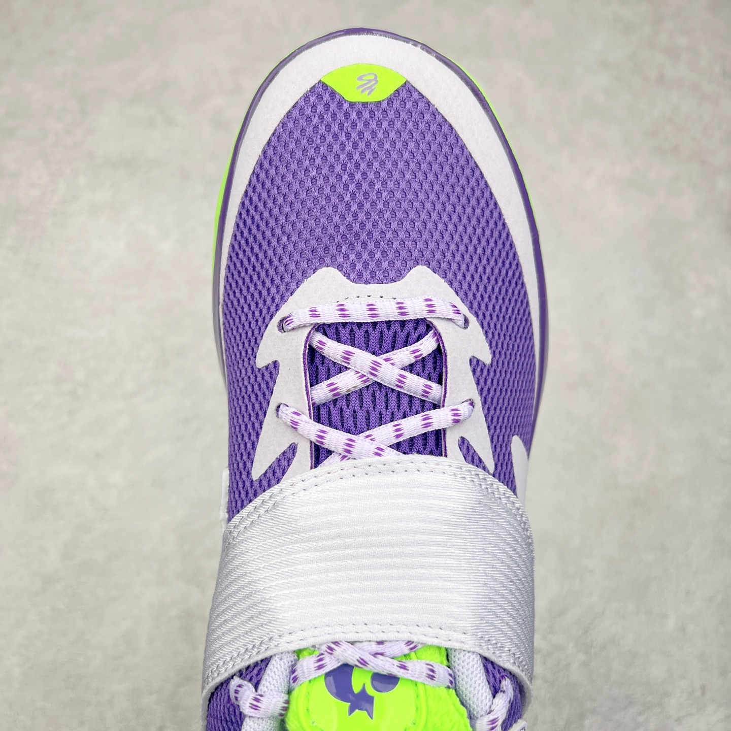 图片[4]-Under Armour Curry Fox 1 CURRY FOX 1 HFD PE UA安德玛 福克斯狐狸一代柔软舒适减震防滑低帮篮球鞋 鞋款延用了 Curry 系列标志性的 UA FLOW 科技，通过强劲的牵引力与优越的稳定性，助力球员灵活转向、迅速起步。流线型的低帮设计搭配绒面皮革前掌覆面，提升了速度感和优雅性。搭配独特的 “金色狐尾” 魔术贴绑带，生动地展现了福克斯的个人风格和非凡速度。锯齿形侧墙设计灵感来源于福克斯对动漫文化的热爱，强调了鞋款的速度主题，绒毛鞋舌细节和球员专属 Logo 则彰显了他的独特风格。尺码：40 40.5 41 42 42.5 43 44 44.5 45-选品中心