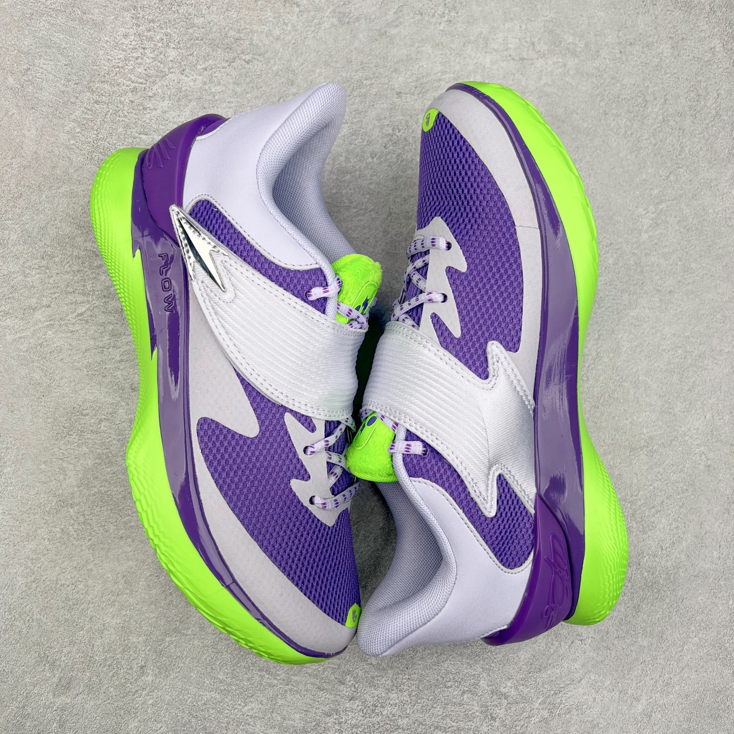 图片[3]-Under Armour Curry Fox 1 CURRY FOX 1 HFD PE UA安德玛 福克斯狐狸一代柔软舒适减震防滑低帮篮球鞋 鞋款延用了 Curry 系列标志性的 UA FLOW 科技，通过强劲的牵引力与优越的稳定性，助力球员灵活转向、迅速起步。流线型的低帮设计搭配绒面皮革前掌覆面，提升了速度感和优雅性。搭配独特的 “金色狐尾” 魔术贴绑带，生动地展现了福克斯的个人风格和非凡速度。锯齿形侧墙设计灵感来源于福克斯对动漫文化的热爱，强调了鞋款的速度主题，绒毛鞋舌细节和球员专属 Logo 则彰显了他的独特风格。尺码：40 40.5 41 42 42.5 43 44 44.5 45-选品中心