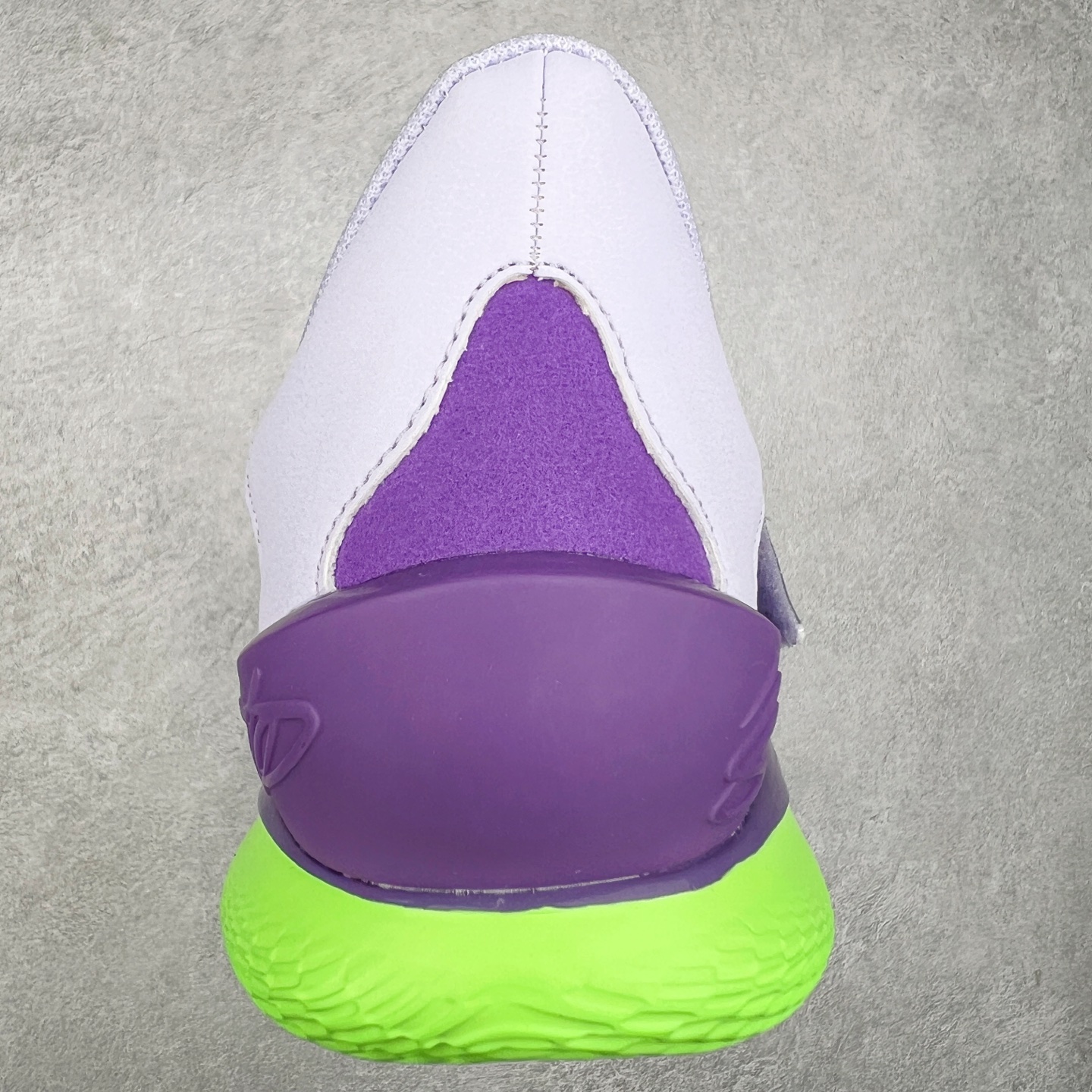 图片[8]-Under Armour Curry Fox 1 CURRY FOX 1 HFD PE UA安德玛 福克斯狐狸一代柔软舒适减震防滑低帮篮球鞋 鞋款延用了 Curry 系列标志性的 UA FLOW 科技，通过强劲的牵引力与优越的稳定性，助力球员灵活转向、迅速起步。流线型的低帮设计搭配绒面皮革前掌覆面，提升了速度感和优雅性。搭配独特的 “金色狐尾” 魔术贴绑带，生动地展现了福克斯的个人风格和非凡速度。锯齿形侧墙设计灵感来源于福克斯对动漫文化的热爱，强调了鞋款的速度主题，绒毛鞋舌细节和球员专属 Logo 则彰显了他的独特风格。尺码：40 40.5 41 42 42.5 43 44 44.5 45-选品中心