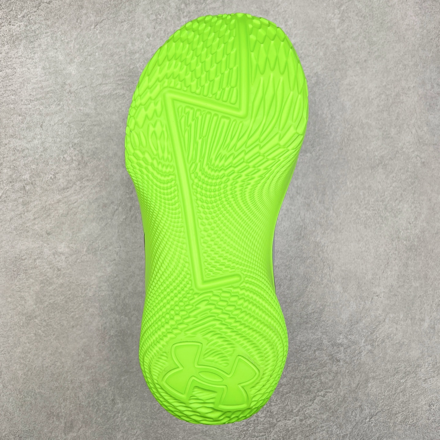 图片[9]-Under Armour Curry Fox 1 CURRY FOX 1 HFD PE UA安德玛 福克斯狐狸一代柔软舒适减震防滑低帮篮球鞋 鞋款延用了 Curry 系列标志性的 UA FLOW 科技，通过强劲的牵引力与优越的稳定性，助力球员灵活转向、迅速起步。流线型的低帮设计搭配绒面皮革前掌覆面，提升了速度感和优雅性。搭配独特的 “金色狐尾” 魔术贴绑带，生动地展现了福克斯的个人风格和非凡速度。锯齿形侧墙设计灵感来源于福克斯对动漫文化的热爱，强调了鞋款的速度主题，绒毛鞋舌细节和球员专属 Logo 则彰显了他的独特风格。尺码：40 40.5 41 42 42.5 43 44 44.5 45-选品中心