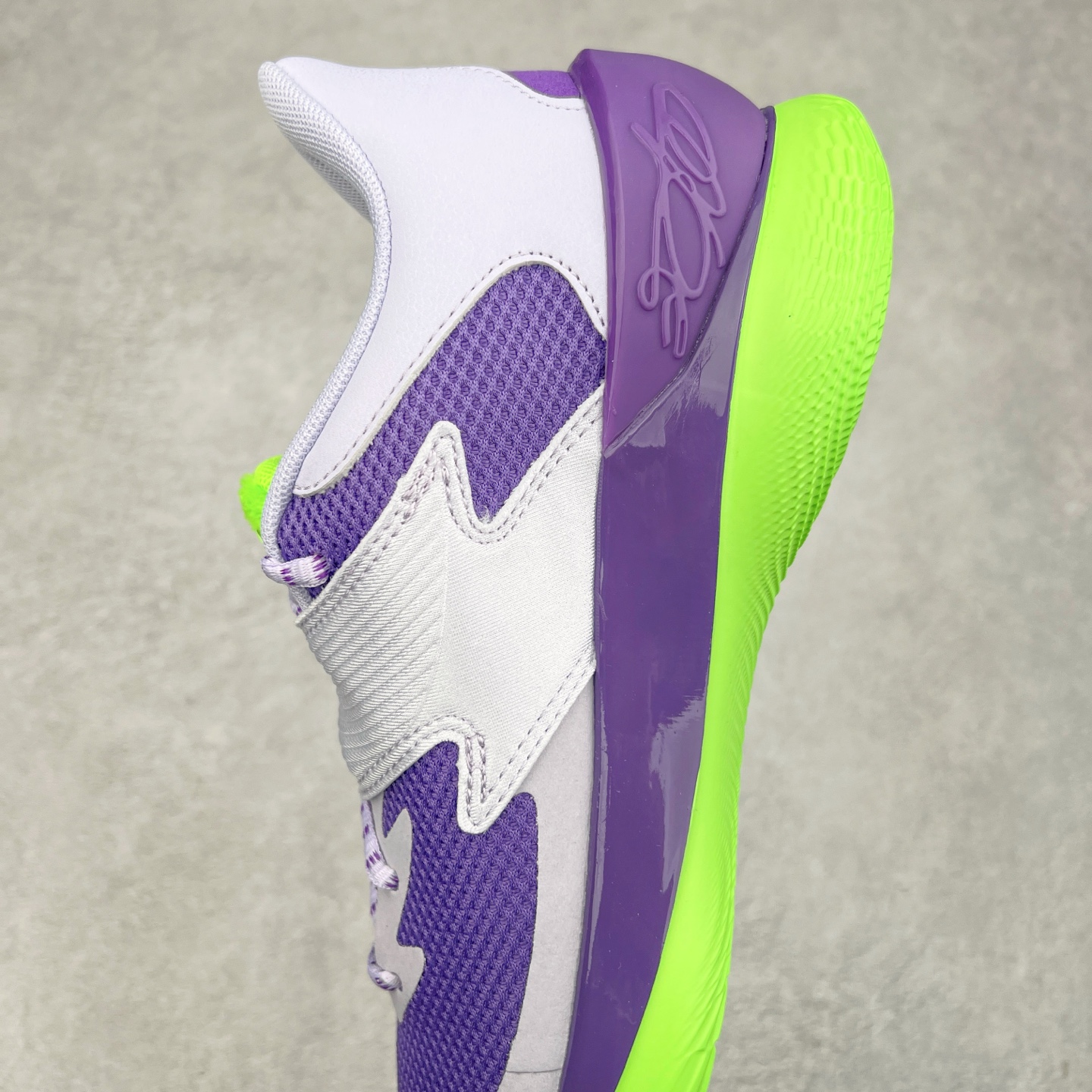 图片[7]-Under Armour Curry Fox 1 CURRY FOX 1 HFD PE UA安德玛 福克斯狐狸一代柔软舒适减震防滑低帮篮球鞋 鞋款延用了 Curry 系列标志性的 UA FLOW 科技，通过强劲的牵引力与优越的稳定性，助力球员灵活转向、迅速起步。流线型的低帮设计搭配绒面皮革前掌覆面，提升了速度感和优雅性。搭配独特的 “金色狐尾” 魔术贴绑带，生动地展现了福克斯的个人风格和非凡速度。锯齿形侧墙设计灵感来源于福克斯对动漫文化的热爱，强调了鞋款的速度主题，绒毛鞋舌细节和球员专属 Logo 则彰显了他的独特风格。尺码：40 40.5 41 42 42.5 43 44 44.5 45-选品中心