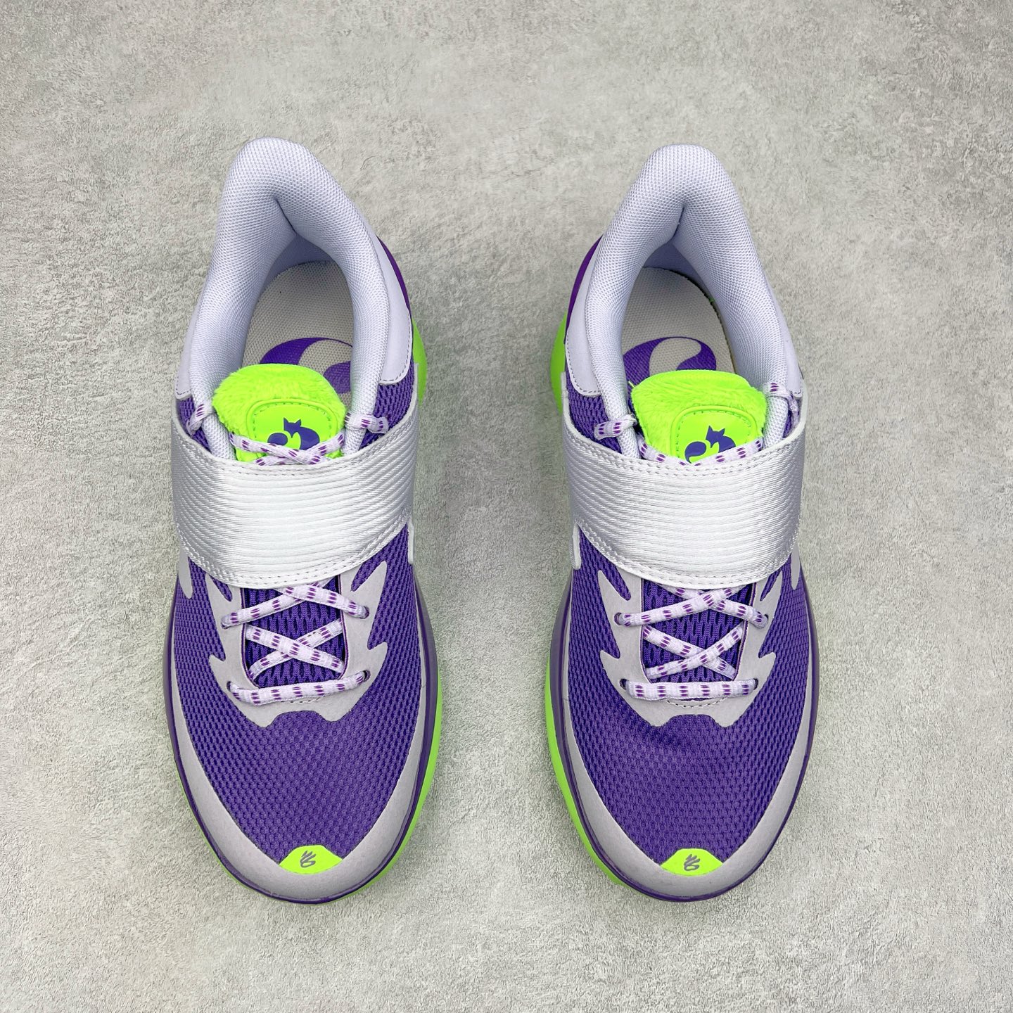 图片[2]-Under Armour Curry Fox 1 CURRY FOX 1 HFD PE UA安德玛 福克斯狐狸一代柔软舒适减震防滑低帮篮球鞋 鞋款延用了 Curry 系列标志性的 UA FLOW 科技，通过强劲的牵引力与优越的稳定性，助力球员灵活转向、迅速起步。流线型的低帮设计搭配绒面皮革前掌覆面，提升了速度感和优雅性。搭配独特的 “金色狐尾” 魔术贴绑带，生动地展现了福克斯的个人风格和非凡速度。锯齿形侧墙设计灵感来源于福克斯对动漫文化的热爱，强调了鞋款的速度主题，绒毛鞋舌细节和球员专属 Logo 则彰显了他的独特风格。尺码：40 40.5 41 42 42.5 43 44 44.5 45-选品中心