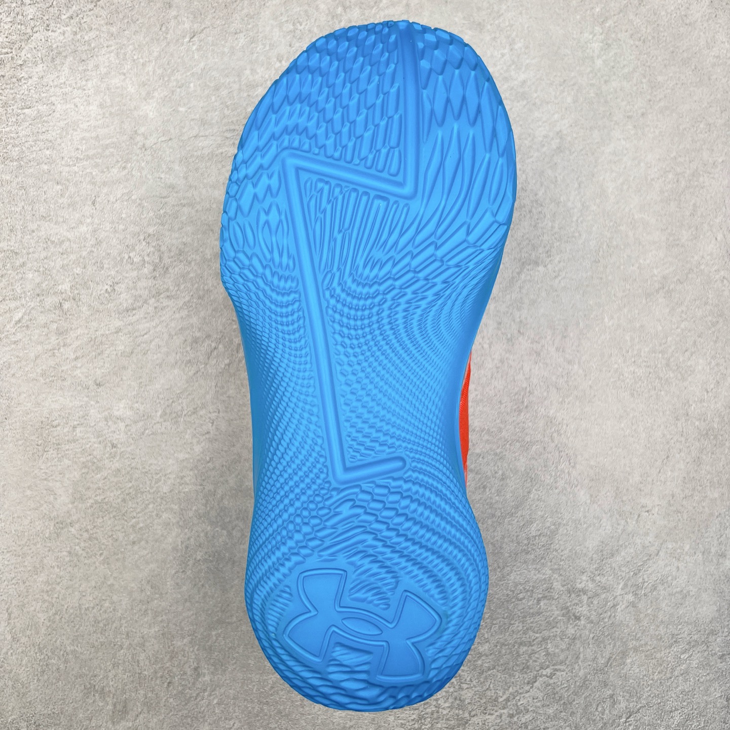 图片[9]-Under Armour Curry Fox 1 CURRY FOX 1 HFD PE UA安德玛 福克斯狐狸一代柔软舒适减震防滑低帮篮球鞋 鞋款延用了 Curry 系列标志性的 UA FLOW 科技，通过强劲的牵引力与优越的稳定性，助力球员灵活转向、迅速起步。流线型的低帮设计搭配绒面皮革前掌覆面，提升了速度感和优雅性。搭配独特的 “金色狐尾” 魔术贴绑带，生动地展现了福克斯的个人风格和非凡速度。锯齿形侧墙设计灵感来源于福克斯对动漫文化的热爱，强调了鞋款的速度主题，绒毛鞋舌细节和球员专属 Logo 则彰显了他的独特风格。尺码：40 40.5 41 42 42.5 43 44 44.5 45-选品中心