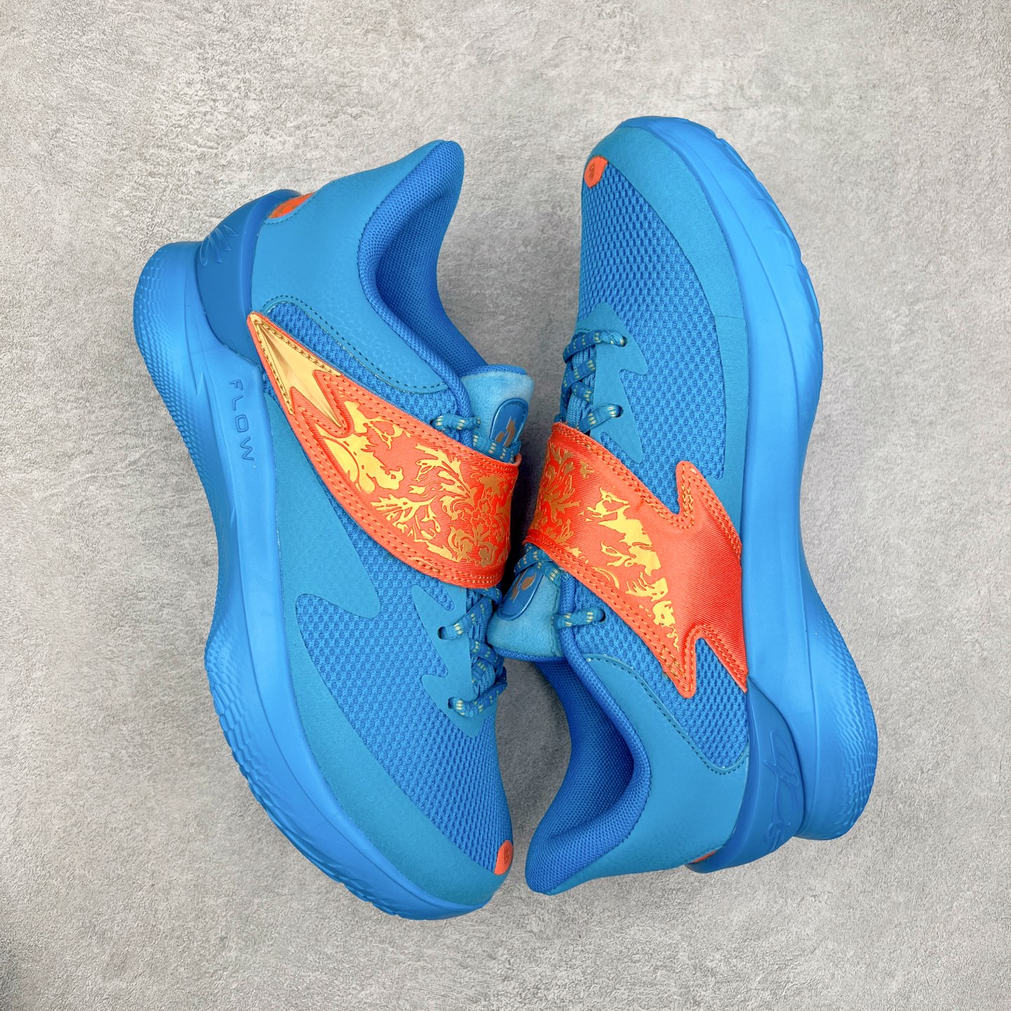 图片[3]-Under Armour Curry Fox 1 CURRY FOX 1 HFD PE UA安德玛 福克斯狐狸一代柔软舒适减震防滑低帮篮球鞋 鞋款延用了 Curry 系列标志性的 UA FLOW 科技，通过强劲的牵引力与优越的稳定性，助力球员灵活转向、迅速起步。流线型的低帮设计搭配绒面皮革前掌覆面，提升了速度感和优雅性。搭配独特的 “金色狐尾” 魔术贴绑带，生动地展现了福克斯的个人风格和非凡速度。锯齿形侧墙设计灵感来源于福克斯对动漫文化的热爱，强调了鞋款的速度主题，绒毛鞋舌细节和球员专属 Logo 则彰显了他的独特风格。尺码：40 40.5 41 42 42.5 43 44 44.5 45-选品中心