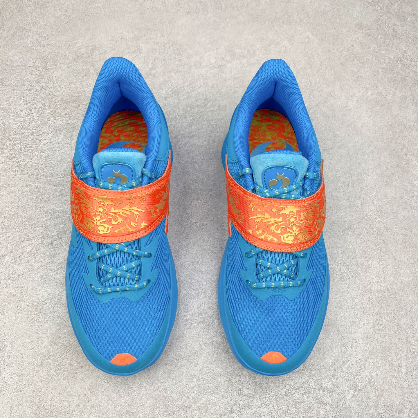 图片[2]-Under Armour Curry Fox 1 CURRY FOX 1 HFD PE UA安德玛 福克斯狐狸一代柔软舒适减震防滑低帮篮球鞋 鞋款延用了 Curry 系列标志性的 UA FLOW 科技，通过强劲的牵引力与优越的稳定性，助力球员灵活转向、迅速起步。流线型的低帮设计搭配绒面皮革前掌覆面，提升了速度感和优雅性。搭配独特的 “金色狐尾” 魔术贴绑带，生动地展现了福克斯的个人风格和非凡速度。锯齿形侧墙设计灵感来源于福克斯对动漫文化的热爱，强调了鞋款的速度主题，绒毛鞋舌细节和球员专属 Logo 则彰显了他的独特风格。尺码：40 40.5 41 42 42.5 43 44 44.5 45-选品中心