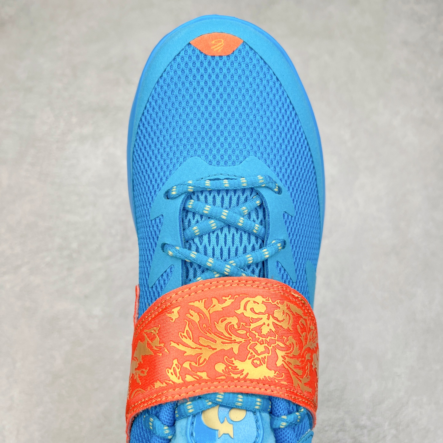 图片[4]-Under Armour Curry Fox 1 CURRY FOX 1 HFD PE UA安德玛 福克斯狐狸一代柔软舒适减震防滑低帮篮球鞋 鞋款延用了 Curry 系列标志性的 UA FLOW 科技，通过强劲的牵引力与优越的稳定性，助力球员灵活转向、迅速起步。流线型的低帮设计搭配绒面皮革前掌覆面，提升了速度感和优雅性。搭配独特的 “金色狐尾” 魔术贴绑带，生动地展现了福克斯的个人风格和非凡速度。锯齿形侧墙设计灵感来源于福克斯对动漫文化的热爱，强调了鞋款的速度主题，绒毛鞋舌细节和球员专属 Logo 则彰显了他的独特风格。尺码：40 40.5 41 42 42.5 43 44 44.5 45-选品中心