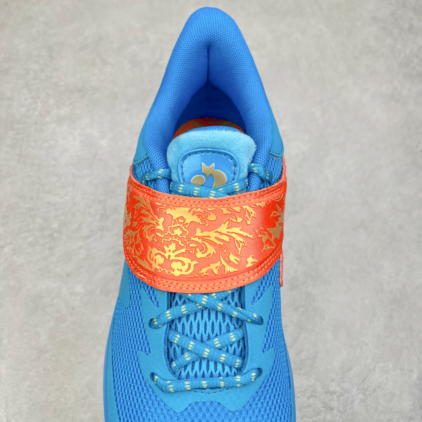 图片[5]-Under Armour Curry Fox 1 CURRY FOX 1 HFD PE UA安德玛 福克斯狐狸一代柔软舒适减震防滑低帮篮球鞋 鞋款延用了 Curry 系列标志性的 UA FLOW 科技，通过强劲的牵引力与优越的稳定性，助力球员灵活转向、迅速起步。流线型的低帮设计搭配绒面皮革前掌覆面，提升了速度感和优雅性。搭配独特的 “金色狐尾” 魔术贴绑带，生动地展现了福克斯的个人风格和非凡速度。锯齿形侧墙设计灵感来源于福克斯对动漫文化的热爱，强调了鞋款的速度主题，绒毛鞋舌细节和球员专属 Logo 则彰显了他的独特风格。尺码：40 40.5 41 42 42.5 43 44 44.5 45-选品中心