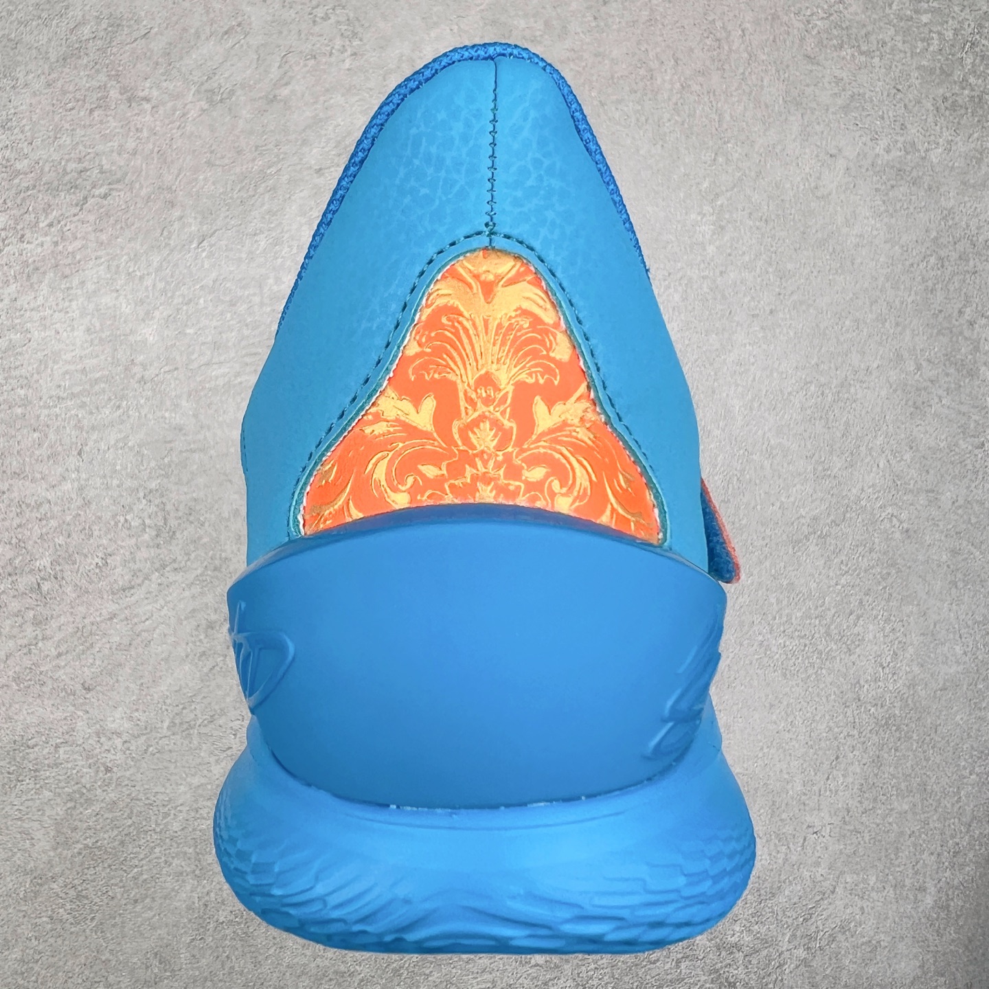 图片[8]-Under Armour Curry Fox 1 CURRY FOX 1 HFD PE UA安德玛 福克斯狐狸一代柔软舒适减震防滑低帮篮球鞋 鞋款延用了 Curry 系列标志性的 UA FLOW 科技，通过强劲的牵引力与优越的稳定性，助力球员灵活转向、迅速起步。流线型的低帮设计搭配绒面皮革前掌覆面，提升了速度感和优雅性。搭配独特的 “金色狐尾” 魔术贴绑带，生动地展现了福克斯的个人风格和非凡速度。锯齿形侧墙设计灵感来源于福克斯对动漫文化的热爱，强调了鞋款的速度主题，绒毛鞋舌细节和球员专属 Logo 则彰显了他的独特风格。尺码：40 40.5 41 42 42.5 43 44 44.5 45-选品中心