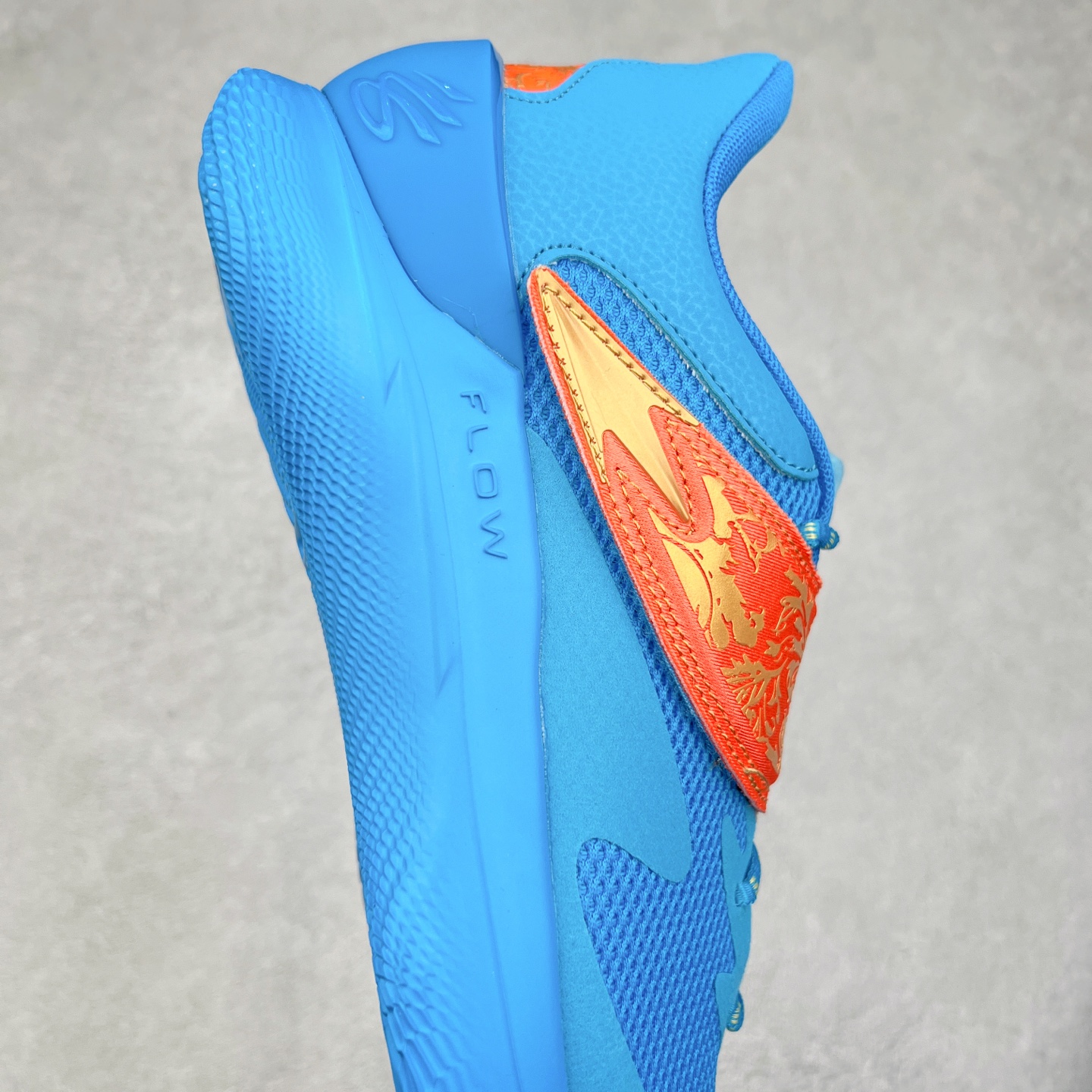 图片[6]-Under Armour Curry Fox 1 CURRY FOX 1 HFD PE UA安德玛 福克斯狐狸一代柔软舒适减震防滑低帮篮球鞋 鞋款延用了 Curry 系列标志性的 UA FLOW 科技，通过强劲的牵引力与优越的稳定性，助力球员灵活转向、迅速起步。流线型的低帮设计搭配绒面皮革前掌覆面，提升了速度感和优雅性。搭配独特的 “金色狐尾” 魔术贴绑带，生动地展现了福克斯的个人风格和非凡速度。锯齿形侧墙设计灵感来源于福克斯对动漫文化的热爱，强调了鞋款的速度主题，绒毛鞋舌细节和球员专属 Logo 则彰显了他的独特风格。尺码：40 40.5 41 42 42.5 43 44 44.5 45-选品中心