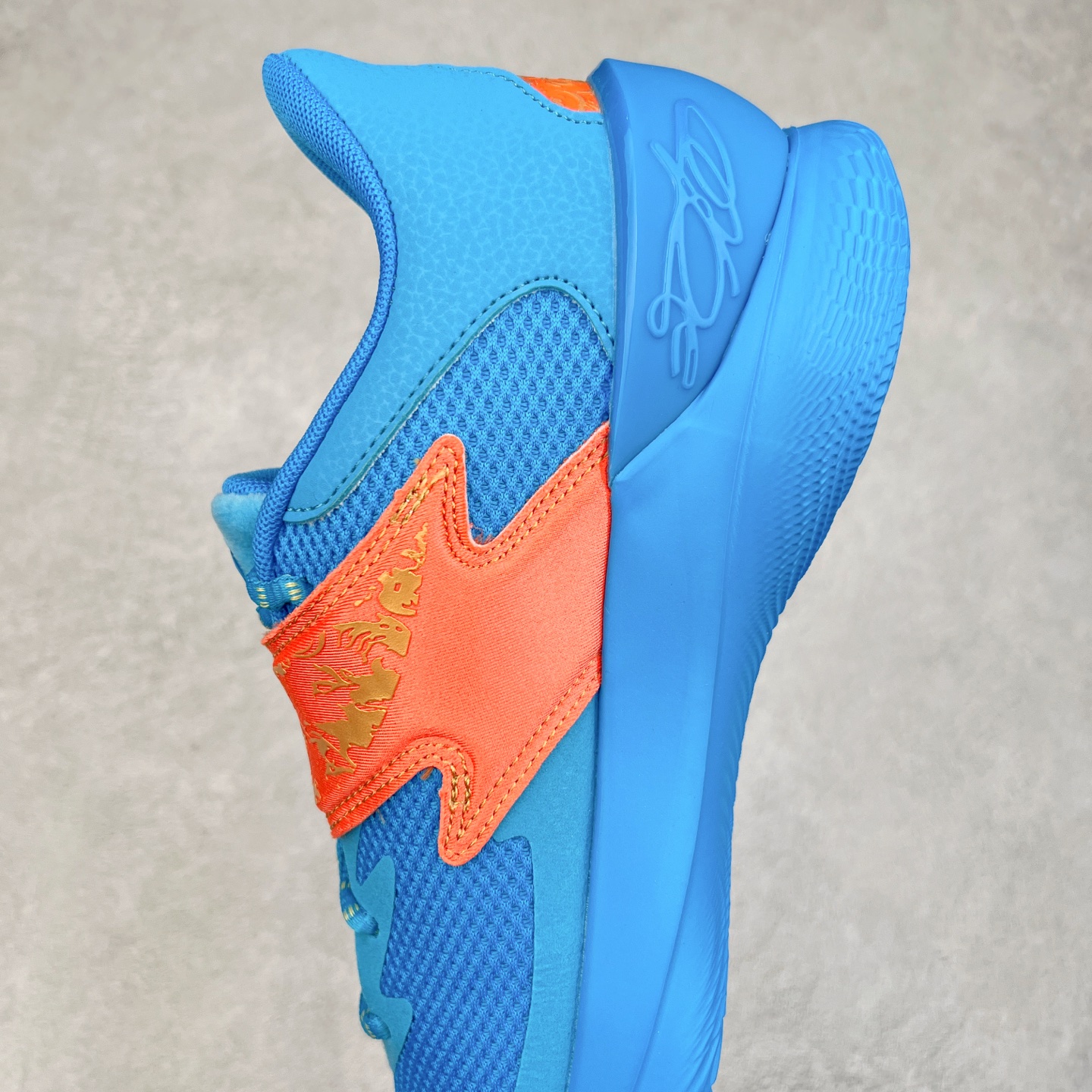 图片[7]-Under Armour Curry Fox 1 CURRY FOX 1 HFD PE UA安德玛 福克斯狐狸一代柔软舒适减震防滑低帮篮球鞋 鞋款延用了 Curry 系列标志性的 UA FLOW 科技，通过强劲的牵引力与优越的稳定性，助力球员灵活转向、迅速起步。流线型的低帮设计搭配绒面皮革前掌覆面，提升了速度感和优雅性。搭配独特的 “金色狐尾” 魔术贴绑带，生动地展现了福克斯的个人风格和非凡速度。锯齿形侧墙设计灵感来源于福克斯对动漫文化的热爱，强调了鞋款的速度主题，绒毛鞋舌细节和球员专属 Logo 则彰显了他的独特风格。尺码：40 40.5 41 42 42.5 43 44 44.5 45-选品中心