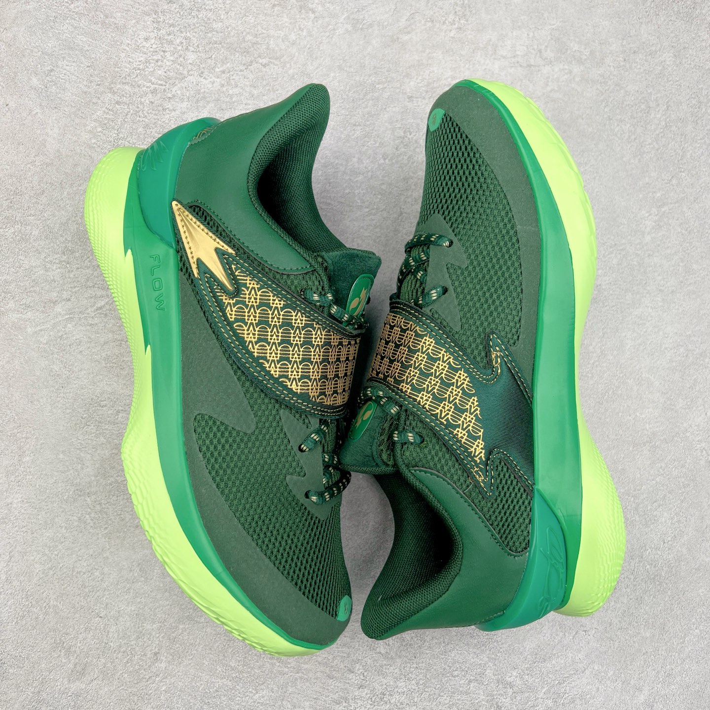 图片[3]-Under Armour Curry Fox 1 CURRY FOX 1 HFD PE UA安德玛 福克斯狐狸一代柔软舒适减震防滑低帮篮球鞋 鞋款延用了 Curry 系列标志性的 UA FLOW 科技，通过强劲的牵引力与优越的稳定性，助力球员灵活转向、迅速起步。流线型的低帮设计搭配绒面皮革前掌覆面，提升了速度感和优雅性。搭配独特的 “金色狐尾” 魔术贴绑带，生动地展现了福克斯的个人风格和非凡速度。锯齿形侧墙设计灵感来源于福克斯对动漫文化的热爱，强调了鞋款的速度主题，绒毛鞋舌细节和球员专属 Logo 则彰显了他的独特风格。尺码：40 40.5 41 42 42.5 43 44 44.5 45-选品中心