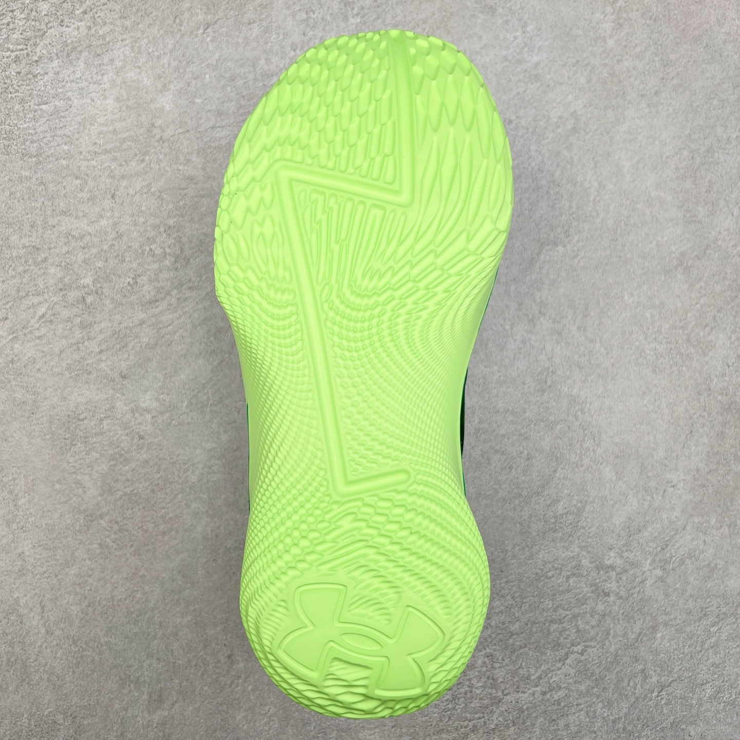 图片[9]-Under Armour Curry Fox 1 CURRY FOX 1 HFD PE UA安德玛 福克斯狐狸一代柔软舒适减震防滑低帮篮球鞋 鞋款延用了 Curry 系列标志性的 UA FLOW 科技，通过强劲的牵引力与优越的稳定性，助力球员灵活转向、迅速起步。流线型的低帮设计搭配绒面皮革前掌覆面，提升了速度感和优雅性。搭配独特的 “金色狐尾” 魔术贴绑带，生动地展现了福克斯的个人风格和非凡速度。锯齿形侧墙设计灵感来源于福克斯对动漫文化的热爱，强调了鞋款的速度主题，绒毛鞋舌细节和球员专属 Logo 则彰显了他的独特风格。尺码：40 40.5 41 42 42.5 43 44 44.5 45-选品中心