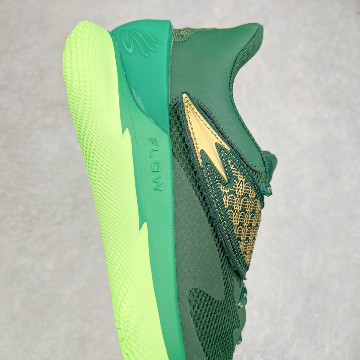 图片[6]-Under Armour Curry Fox 1 CURRY FOX 1 HFD PE UA安德玛 福克斯狐狸一代柔软舒适减震防滑低帮篮球鞋 鞋款延用了 Curry 系列标志性的 UA FLOW 科技，通过强劲的牵引力与优越的稳定性，助力球员灵活转向、迅速起步。流线型的低帮设计搭配绒面皮革前掌覆面，提升了速度感和优雅性。搭配独特的 “金色狐尾” 魔术贴绑带，生动地展现了福克斯的个人风格和非凡速度。锯齿形侧墙设计灵感来源于福克斯对动漫文化的热爱，强调了鞋款的速度主题，绒毛鞋舌细节和球员专属 Logo 则彰显了他的独特风格。尺码：40 40.5 41 42 42.5 43 44 44.5 45-选品中心