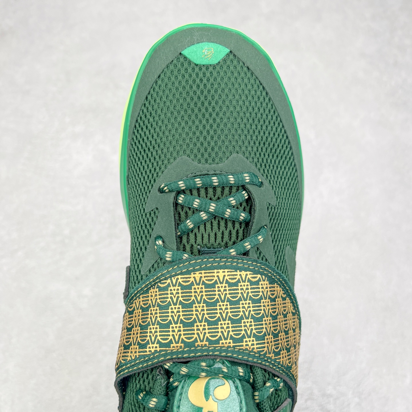 图片[4]-Under Armour Curry Fox 1 CURRY FOX 1 HFD PE UA安德玛 福克斯狐狸一代柔软舒适减震防滑低帮篮球鞋 鞋款延用了 Curry 系列标志性的 UA FLOW 科技，通过强劲的牵引力与优越的稳定性，助力球员灵活转向、迅速起步。流线型的低帮设计搭配绒面皮革前掌覆面，提升了速度感和优雅性。搭配独特的 “金色狐尾” 魔术贴绑带，生动地展现了福克斯的个人风格和非凡速度。锯齿形侧墙设计灵感来源于福克斯对动漫文化的热爱，强调了鞋款的速度主题，绒毛鞋舌细节和球员专属 Logo 则彰显了他的独特风格。尺码：40 40.5 41 42 42.5 43 44 44.5 45-选品中心