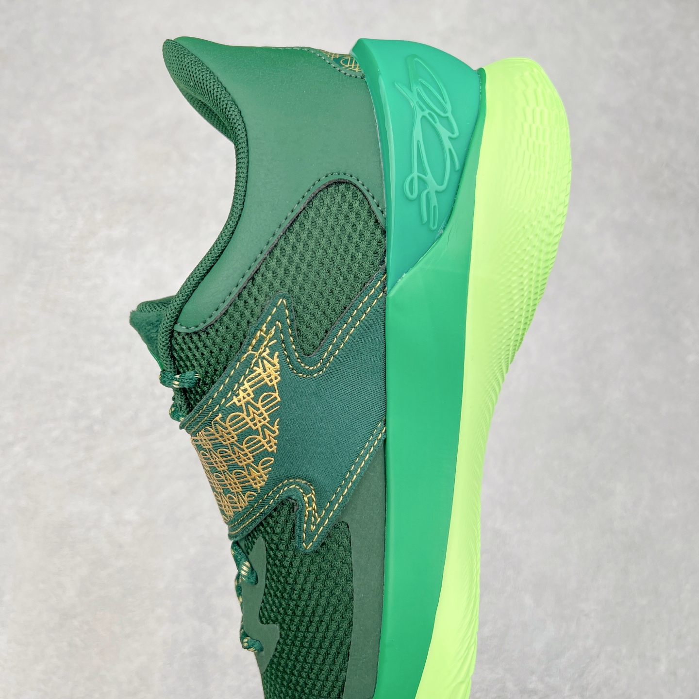 图片[7]-Under Armour Curry Fox 1 CURRY FOX 1 HFD PE UA安德玛 福克斯狐狸一代柔软舒适减震防滑低帮篮球鞋 鞋款延用了 Curry 系列标志性的 UA FLOW 科技，通过强劲的牵引力与优越的稳定性，助力球员灵活转向、迅速起步。流线型的低帮设计搭配绒面皮革前掌覆面，提升了速度感和优雅性。搭配独特的 “金色狐尾” 魔术贴绑带，生动地展现了福克斯的个人风格和非凡速度。锯齿形侧墙设计灵感来源于福克斯对动漫文化的热爱，强调了鞋款的速度主题，绒毛鞋舌细节和球员专属 Logo 则彰显了他的独特风格。尺码：40 40.5 41 42 42.5 43 44 44.5 45-选品中心