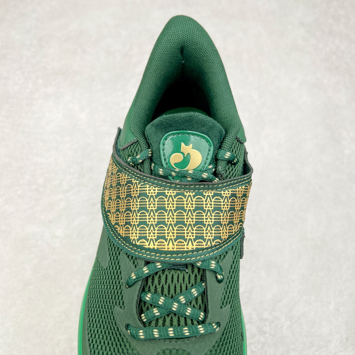 图片[5]-Under Armour Curry Fox 1 CURRY FOX 1 HFD PE UA安德玛 福克斯狐狸一代柔软舒适减震防滑低帮篮球鞋 鞋款延用了 Curry 系列标志性的 UA FLOW 科技，通过强劲的牵引力与优越的稳定性，助力球员灵活转向、迅速起步。流线型的低帮设计搭配绒面皮革前掌覆面，提升了速度感和优雅性。搭配独特的 “金色狐尾” 魔术贴绑带，生动地展现了福克斯的个人风格和非凡速度。锯齿形侧墙设计灵感来源于福克斯对动漫文化的热爱，强调了鞋款的速度主题，绒毛鞋舌细节和球员专属 Logo 则彰显了他的独特风格。尺码：40 40.5 41 42 42.5 43 44 44.5 45-选品中心