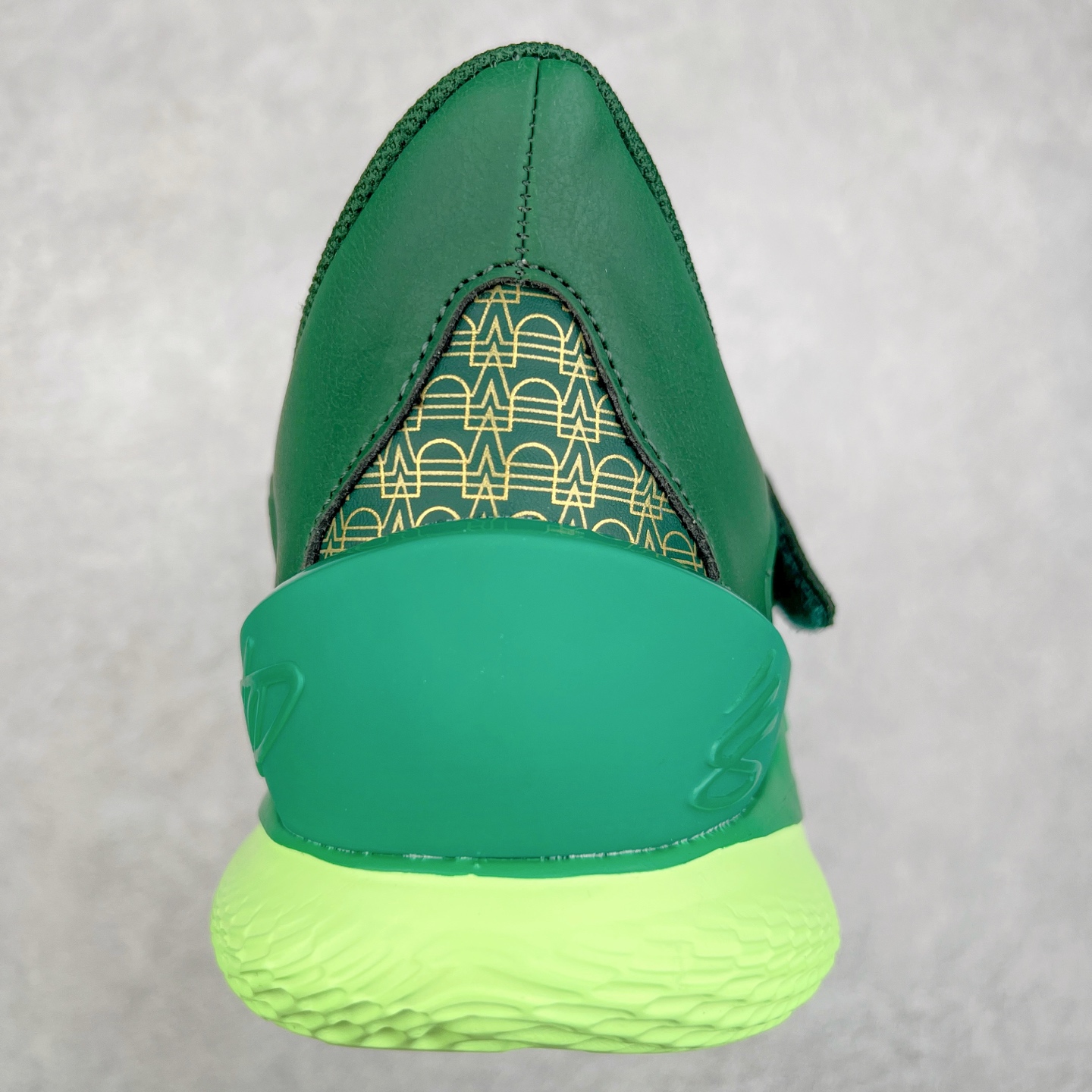 图片[8]-Under Armour Curry Fox 1 CURRY FOX 1 HFD PE UA安德玛 福克斯狐狸一代柔软舒适减震防滑低帮篮球鞋 鞋款延用了 Curry 系列标志性的 UA FLOW 科技，通过强劲的牵引力与优越的稳定性，助力球员灵活转向、迅速起步。流线型的低帮设计搭配绒面皮革前掌覆面，提升了速度感和优雅性。搭配独特的 “金色狐尾” 魔术贴绑带，生动地展现了福克斯的个人风格和非凡速度。锯齿形侧墙设计灵感来源于福克斯对动漫文化的热爱，强调了鞋款的速度主题，绒毛鞋舌细节和球员专属 Logo 则彰显了他的独特风格。尺码：40 40.5 41 42 42.5 43 44 44.5 45-选品中心