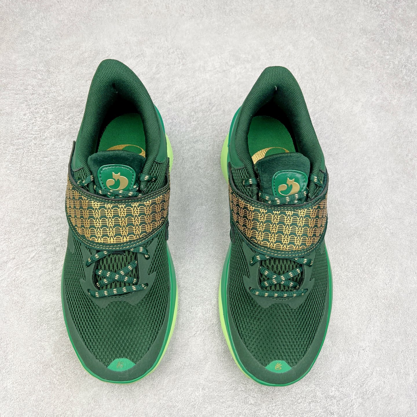 图片[2]-Under Armour Curry Fox 1 CURRY FOX 1 HFD PE UA安德玛 福克斯狐狸一代柔软舒适减震防滑低帮篮球鞋 鞋款延用了 Curry 系列标志性的 UA FLOW 科技，通过强劲的牵引力与优越的稳定性，助力球员灵活转向、迅速起步。流线型的低帮设计搭配绒面皮革前掌覆面，提升了速度感和优雅性。搭配独特的 “金色狐尾” 魔术贴绑带，生动地展现了福克斯的个人风格和非凡速度。锯齿形侧墙设计灵感来源于福克斯对动漫文化的热爱，强调了鞋款的速度主题，绒毛鞋舌细节和球员专属 Logo 则彰显了他的独特风格。尺码：40 40.5 41 42 42.5 43 44 44.5 45-选品中心