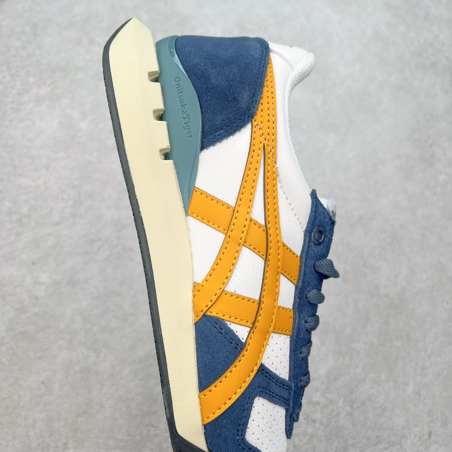 图片[6]-Asics Onitsuka Tiger Ultimate 81 EX 亚瑟士终极系列低帮复古风百搭皮革休闲运动慢跑鞋 采用软质荔枝纹牛培皮鞋面材质 配置OrthoLite鞋垫 轻质Eva缓震组合耐磨橡胶外底 Onitsuka Tiger 鬼塚虎 ULTIMATE 81EX 1183B510 中性款运动鞋 鞋跟底部的缓震孔设计以及TPU后跟保护片强化稳定性 造就合乎新时代高性能运动鞋标准的现代鞋款 牛皮革鞋面 FLYTEFOAM Propel中底增强缓震性与回弹性 鞋跟处采用fuzeGEL缓震胶科技 强化缓震 OrthoLite鞋垫 进一步强化缓震Gel-Kayano超轻量专业运动慢跑鞋 货号：1183B510-103 尺码：36-45-选品中心