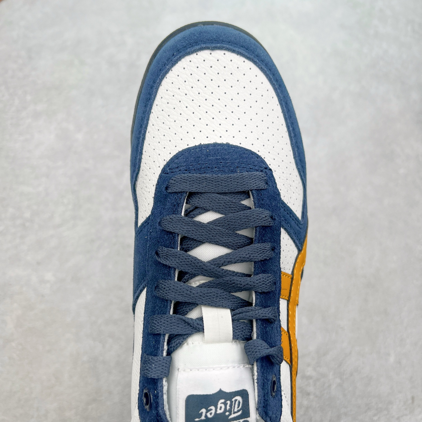 图片[4]-Asics Onitsuka Tiger Ultimate 81 EX 亚瑟士终极系列低帮复古风百搭皮革休闲运动慢跑鞋 采用软质荔枝纹牛培皮鞋面材质 配置OrthoLite鞋垫 轻质Eva缓震组合耐磨橡胶外底 Onitsuka Tiger 鬼塚虎 ULTIMATE 81EX 1183B510 中性款运动鞋 鞋跟底部的缓震孔设计以及TPU后跟保护片强化稳定性 造就合乎新时代高性能运动鞋标准的现代鞋款 牛皮革鞋面 FLYTEFOAM Propel中底增强缓震性与回弹性 鞋跟处采用fuzeGEL缓震胶科技 强化缓震 OrthoLite鞋垫 进一步强化缓震Gel-Kayano超轻量专业运动慢跑鞋 货号：1183B510-103 尺码：36-45-选品中心