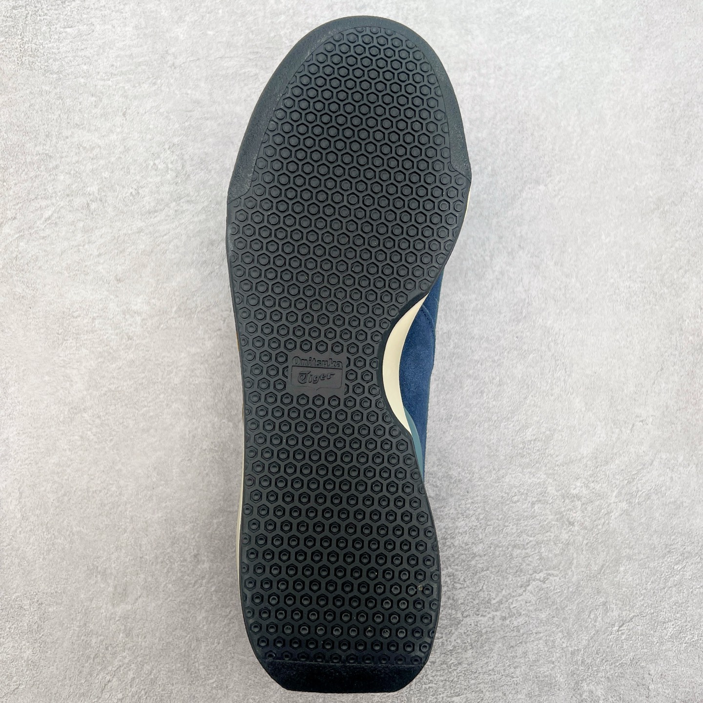 图片[9]-Asics Onitsuka Tiger Ultimate 81 EX 亚瑟士终极系列低帮复古风百搭皮革休闲运动慢跑鞋 采用软质荔枝纹牛培皮鞋面材质 配置OrthoLite鞋垫 轻质Eva缓震组合耐磨橡胶外底 Onitsuka Tiger 鬼塚虎 ULTIMATE 81EX 1183B510 中性款运动鞋 鞋跟底部的缓震孔设计以及TPU后跟保护片强化稳定性 造就合乎新时代高性能运动鞋标准的现代鞋款 牛皮革鞋面 FLYTEFOAM Propel中底增强缓震性与回弹性 鞋跟处采用fuzeGEL缓震胶科技 强化缓震 OrthoLite鞋垫 进一步强化缓震Gel-Kayano超轻量专业运动慢跑鞋 货号：1183B510-103 尺码：36-45-选品中心