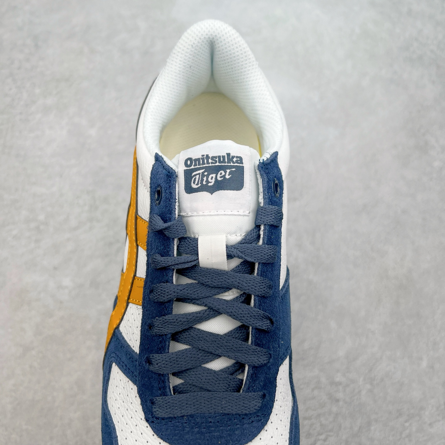 图片[5]-Asics Onitsuka Tiger Ultimate 81 EX 亚瑟士终极系列低帮复古风百搭皮革休闲运动慢跑鞋 采用软质荔枝纹牛培皮鞋面材质 配置OrthoLite鞋垫 轻质Eva缓震组合耐磨橡胶外底 Onitsuka Tiger 鬼塚虎 ULTIMATE 81EX 1183B510 中性款运动鞋 鞋跟底部的缓震孔设计以及TPU后跟保护片强化稳定性 造就合乎新时代高性能运动鞋标准的现代鞋款 牛皮革鞋面 FLYTEFOAM Propel中底增强缓震性与回弹性 鞋跟处采用fuzeGEL缓震胶科技 强化缓震 OrthoLite鞋垫 进一步强化缓震Gel-Kayano超轻量专业运动慢跑鞋 货号：1183B510-103 尺码：36-45-选品中心