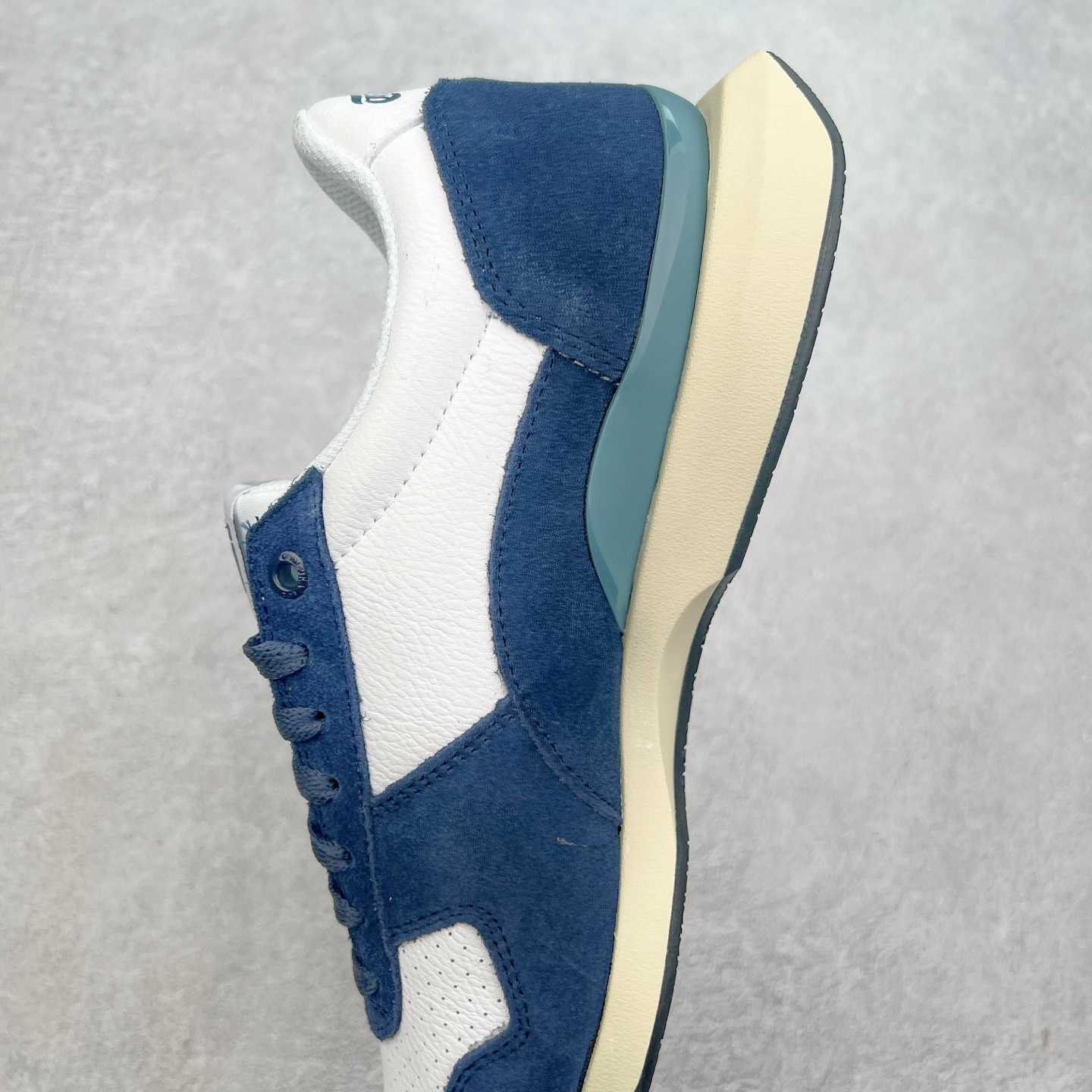 图片[7]-Asics Onitsuka Tiger Ultimate 81 EX 亚瑟士终极系列低帮复古风百搭皮革休闲运动慢跑鞋 采用软质荔枝纹牛培皮鞋面材质 配置OrthoLite鞋垫 轻质Eva缓震组合耐磨橡胶外底 Onitsuka Tiger 鬼塚虎 ULTIMATE 81EX 1183B510 中性款运动鞋 鞋跟底部的缓震孔设计以及TPU后跟保护片强化稳定性 造就合乎新时代高性能运动鞋标准的现代鞋款 牛皮革鞋面 FLYTEFOAM Propel中底增强缓震性与回弹性 鞋跟处采用fuzeGEL缓震胶科技 强化缓震 OrthoLite鞋垫 进一步强化缓震Gel-Kayano超轻量专业运动慢跑鞋 货号：1183B510-103 尺码：36-45-选品中心