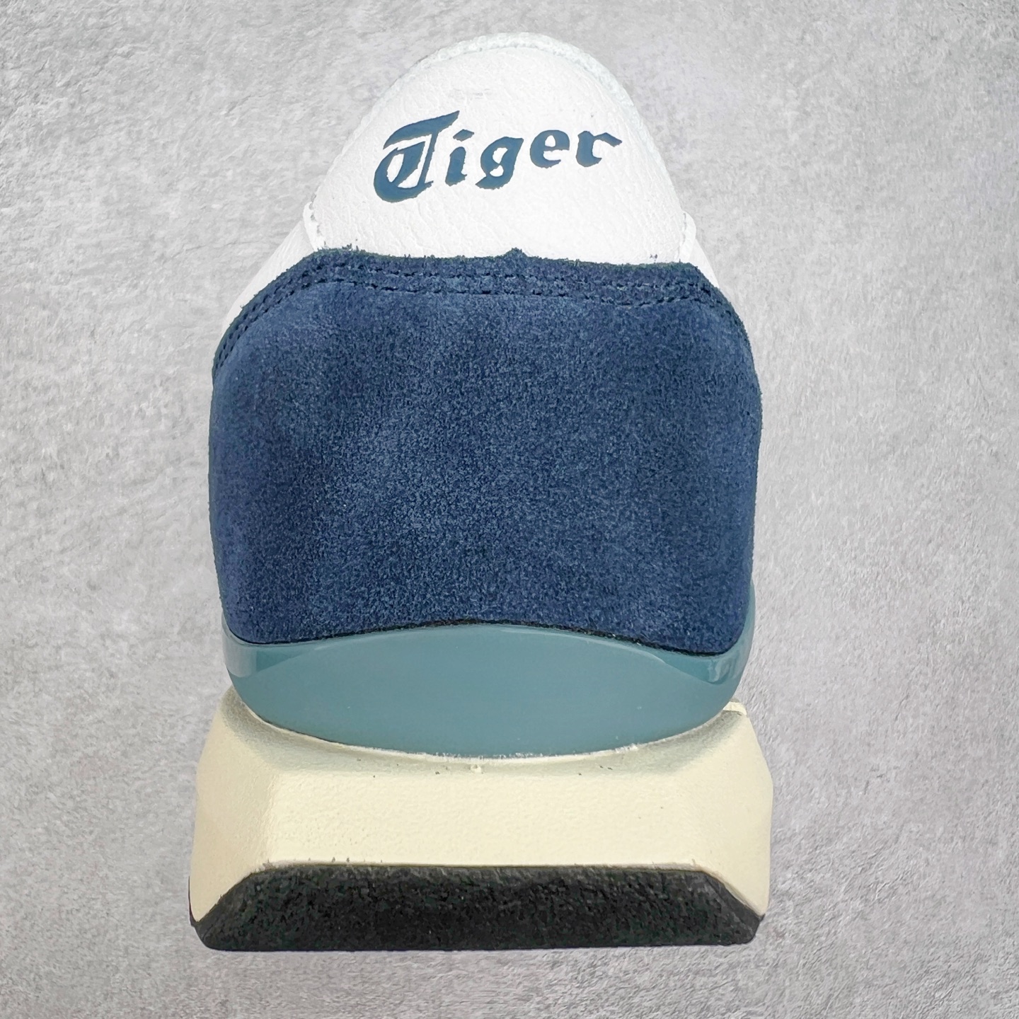 图片[8]-Asics Onitsuka Tiger Ultimate 81 EX 亚瑟士终极系列低帮复古风百搭皮革休闲运动慢跑鞋 采用软质荔枝纹牛培皮鞋面材质 配置OrthoLite鞋垫 轻质Eva缓震组合耐磨橡胶外底 Onitsuka Tiger 鬼塚虎 ULTIMATE 81EX 1183B510 中性款运动鞋 鞋跟底部的缓震孔设计以及TPU后跟保护片强化稳定性 造就合乎新时代高性能运动鞋标准的现代鞋款 牛皮革鞋面 FLYTEFOAM Propel中底增强缓震性与回弹性 鞋跟处采用fuzeGEL缓震胶科技 强化缓震 OrthoLite鞋垫 进一步强化缓震Gel-Kayano超轻量专业运动慢跑鞋 货号：1183B510-103 尺码：36-45-选品中心