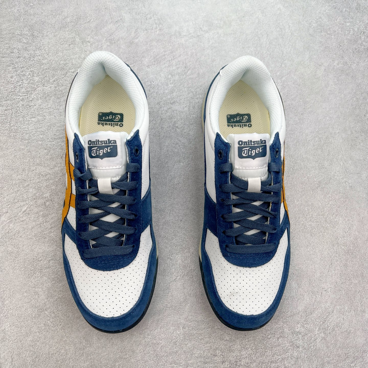 图片[2]-Asics Onitsuka Tiger Ultimate 81 EX 亚瑟士终极系列低帮复古风百搭皮革休闲运动慢跑鞋 采用软质荔枝纹牛培皮鞋面材质 配置OrthoLite鞋垫 轻质Eva缓震组合耐磨橡胶外底 Onitsuka Tiger 鬼塚虎 ULTIMATE 81EX 1183B510 中性款运动鞋 鞋跟底部的缓震孔设计以及TPU后跟保护片强化稳定性 造就合乎新时代高性能运动鞋标准的现代鞋款 牛皮革鞋面 FLYTEFOAM Propel中底增强缓震性与回弹性 鞋跟处采用fuzeGEL缓震胶科技 强化缓震 OrthoLite鞋垫 进一步强化缓震Gel-Kayano超轻量专业运动慢跑鞋 货号：1183B510-103 尺码：36-45-选品中心